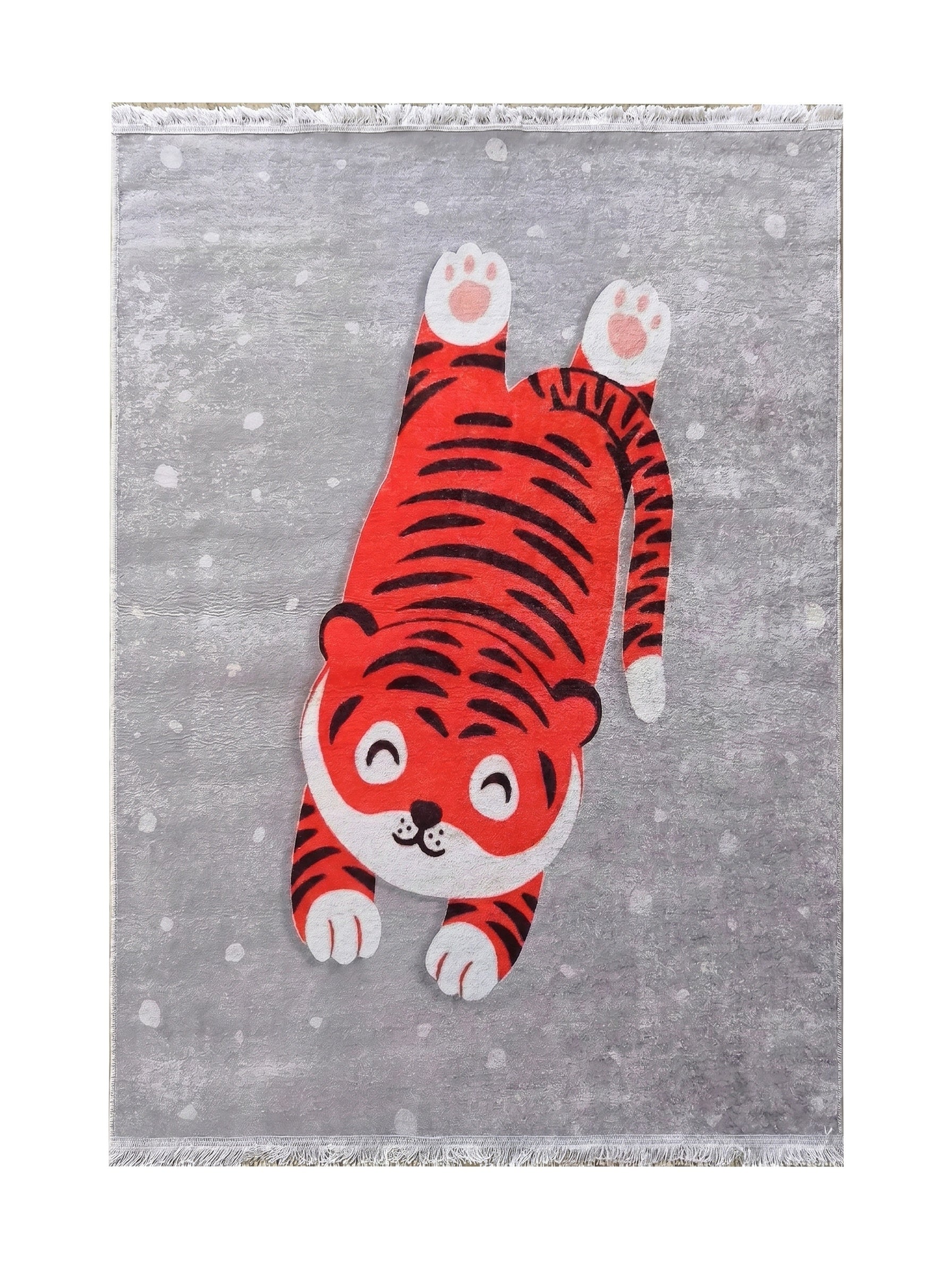 Tapis gris moucheté avec un grand tigre rouge et noir souriant couché sur le dos et franges aux extrémités