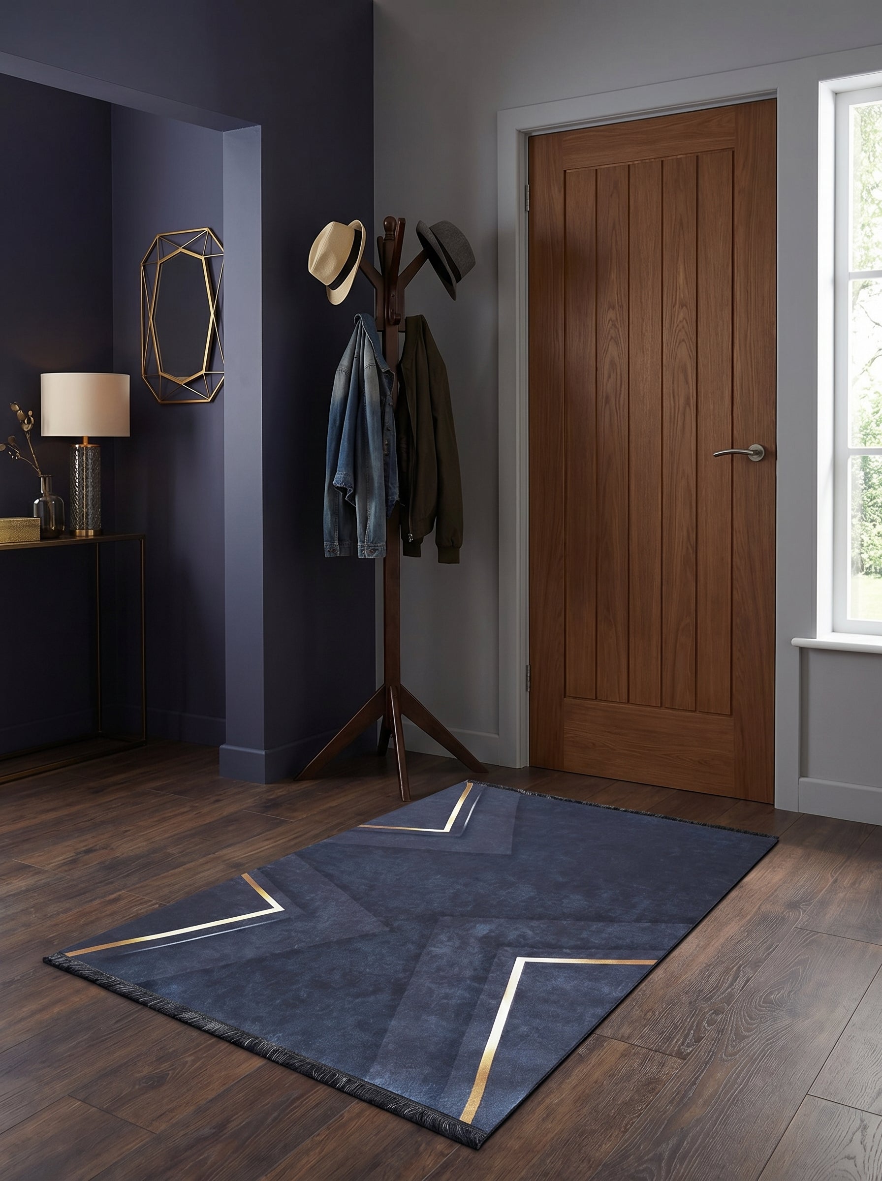 Tapis rectangulaire bleu nuit orné de motifs géométriques dorés, posé sur le plancher en bois d'une entrée moderne