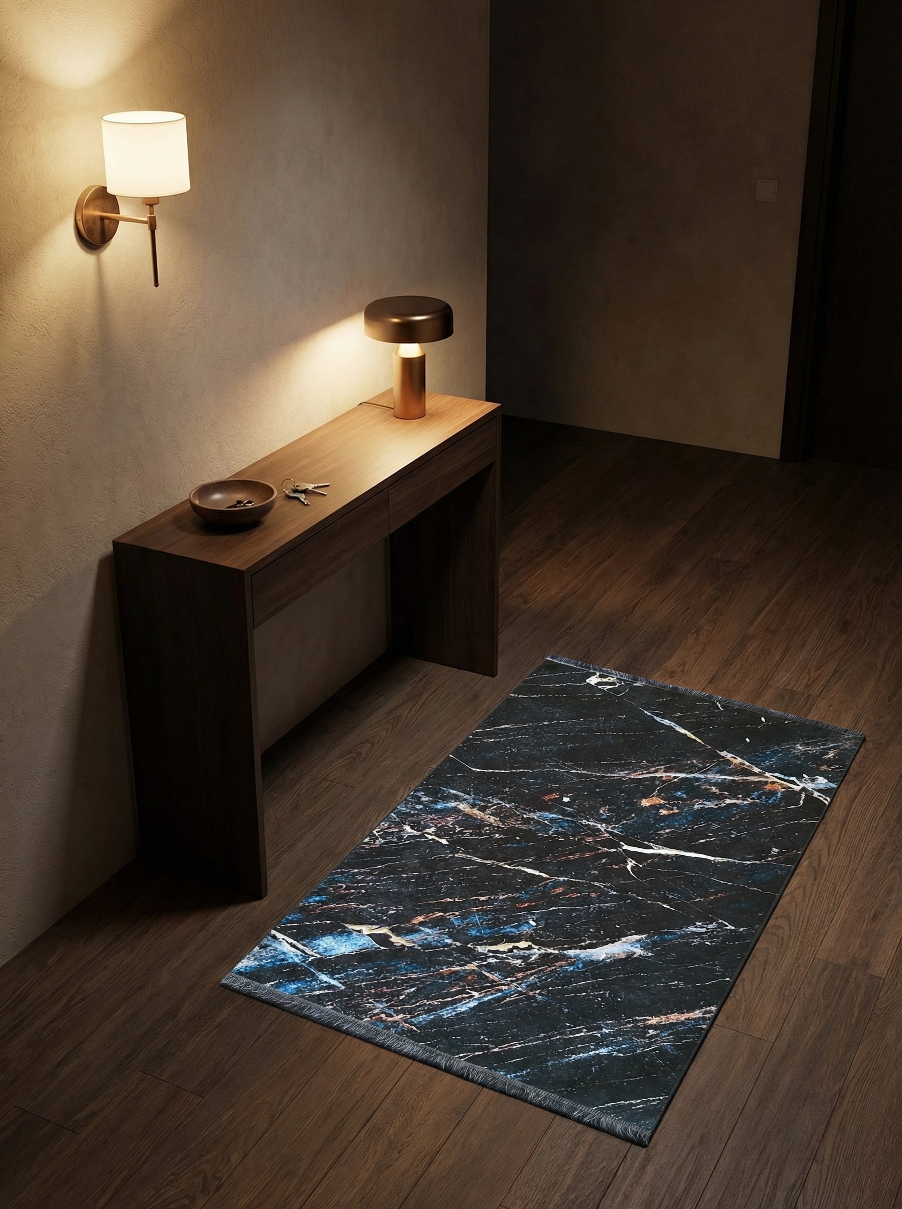 Tapis rectangulaire noir effet marbre aux veines blanches, bleues et dorées, posé sur un parquet dans une entrée