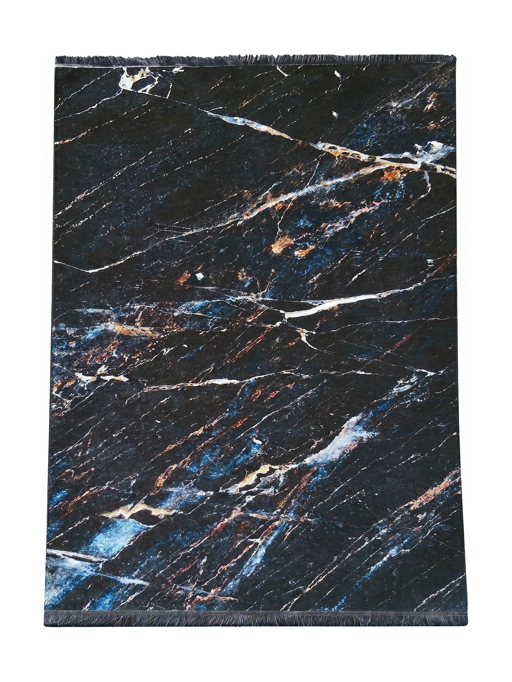 Tapis au motif marbre noir profond, traversé de veines blanches, bleues et dorées, avec des franges visibles