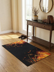 Tapis rectangulaire noir à motifs de triangles lumineux oranges et or avec des étincelles, sur un parquet clair dans une entrée