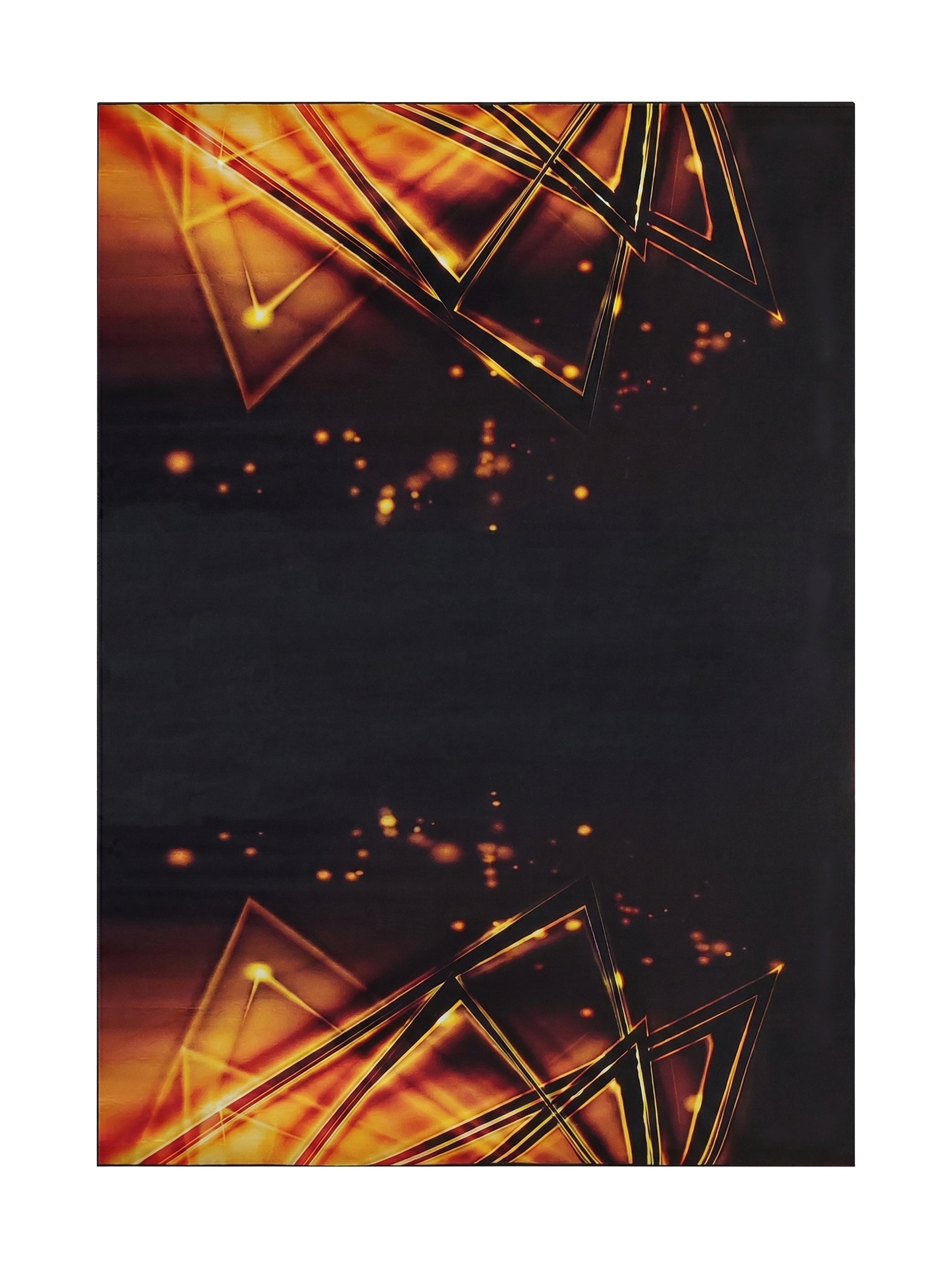 Tapis noir avec des motifs abstraits de triangles lumineux en dégradé orange et jaune aux extrémités, et des points diffus