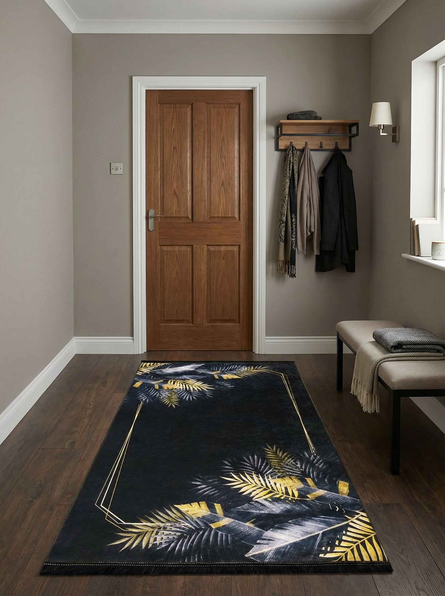 Tapis rectangulaire noir à motifs de feuilles tropicales dorées et grises, rehaussé de lignes géométriques dorées, dans un couloir moderne