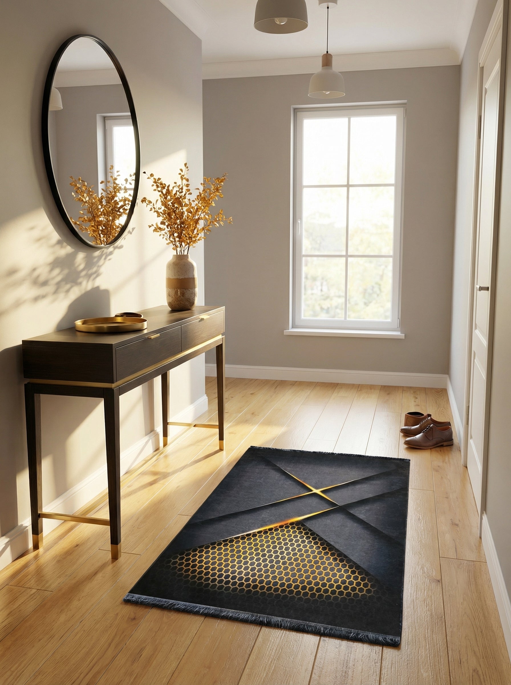 Tapis rectangulaire gris foncé à motifs géométriques et lignes dorées croisées, un panneau en nid d'abeille doré lumineux, dans une entrée élégante