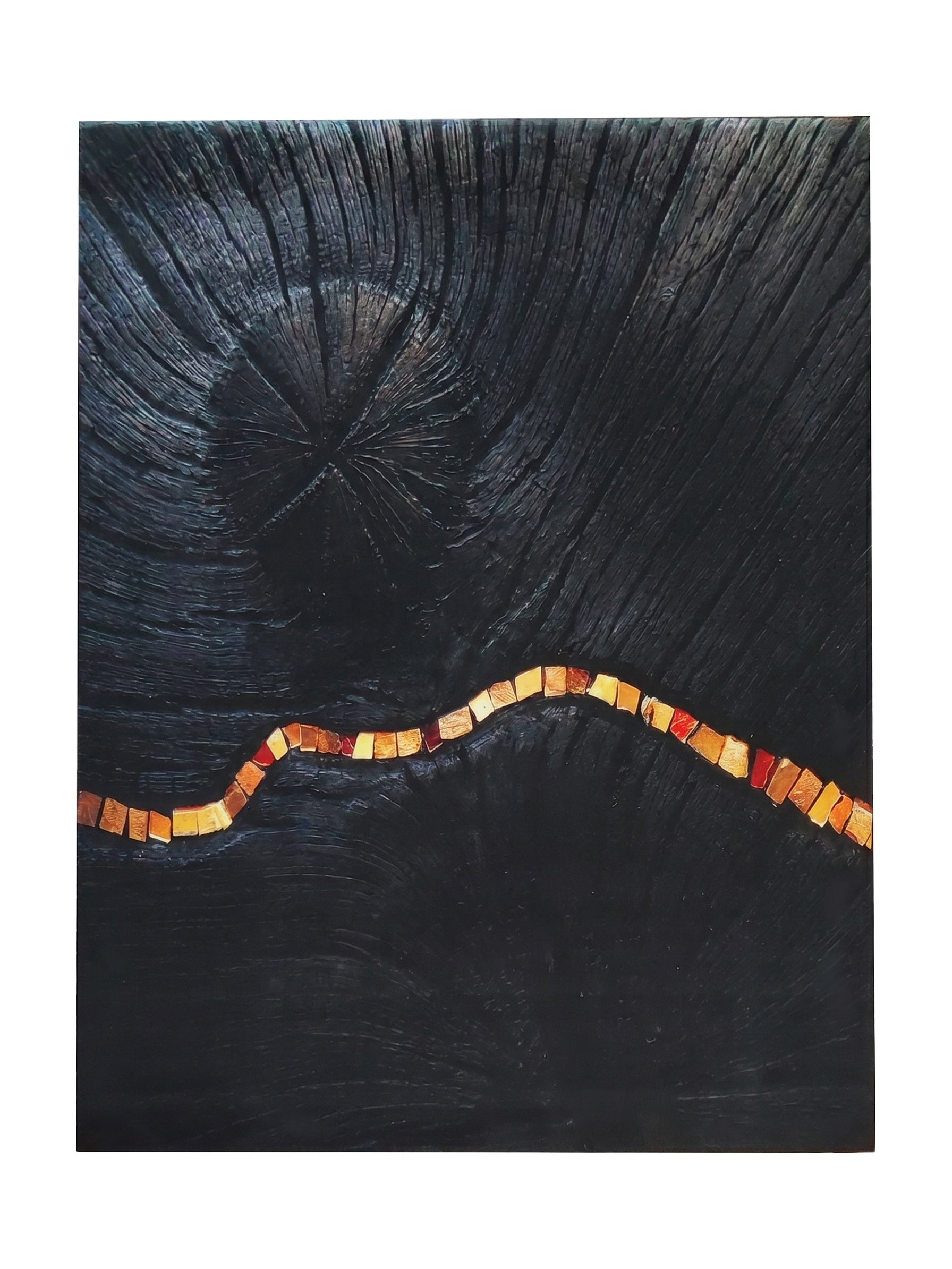 Tapis foncé avec des motifs sculptés et une texture profonde, agrémenté d'une bande ondulée de carreaux orange, rouges et jaunes
