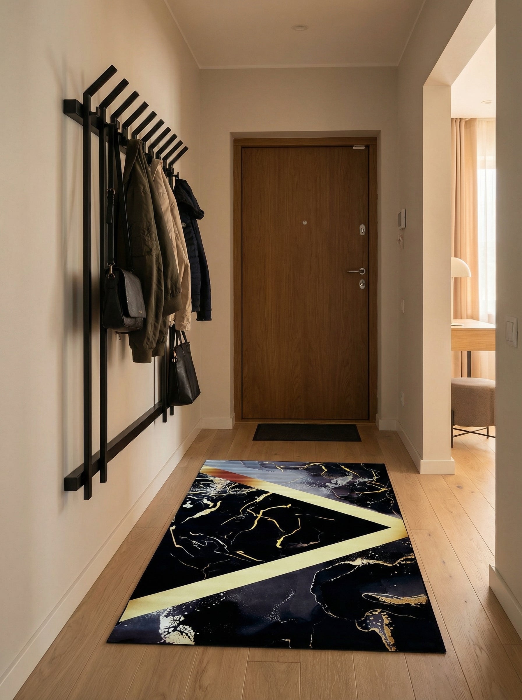 Tapis rectangulaire noir à motifs abstraits or et une grande bande diagonale jaune, posé dans une entrée moderne et lumineuse