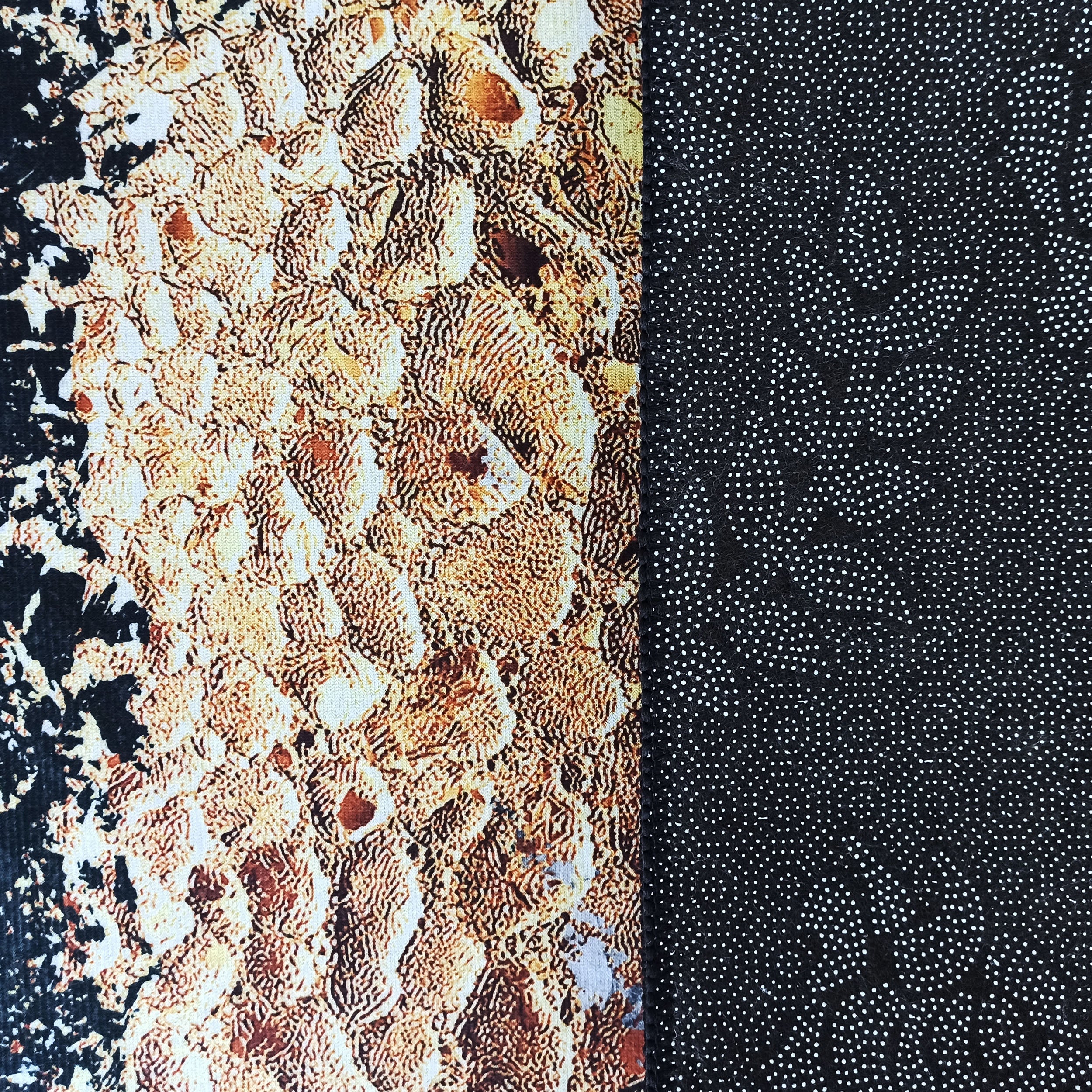 Tapis texturé avec une section à motifs organiques marron, beige et noir, et une autre section noire à pois blancs