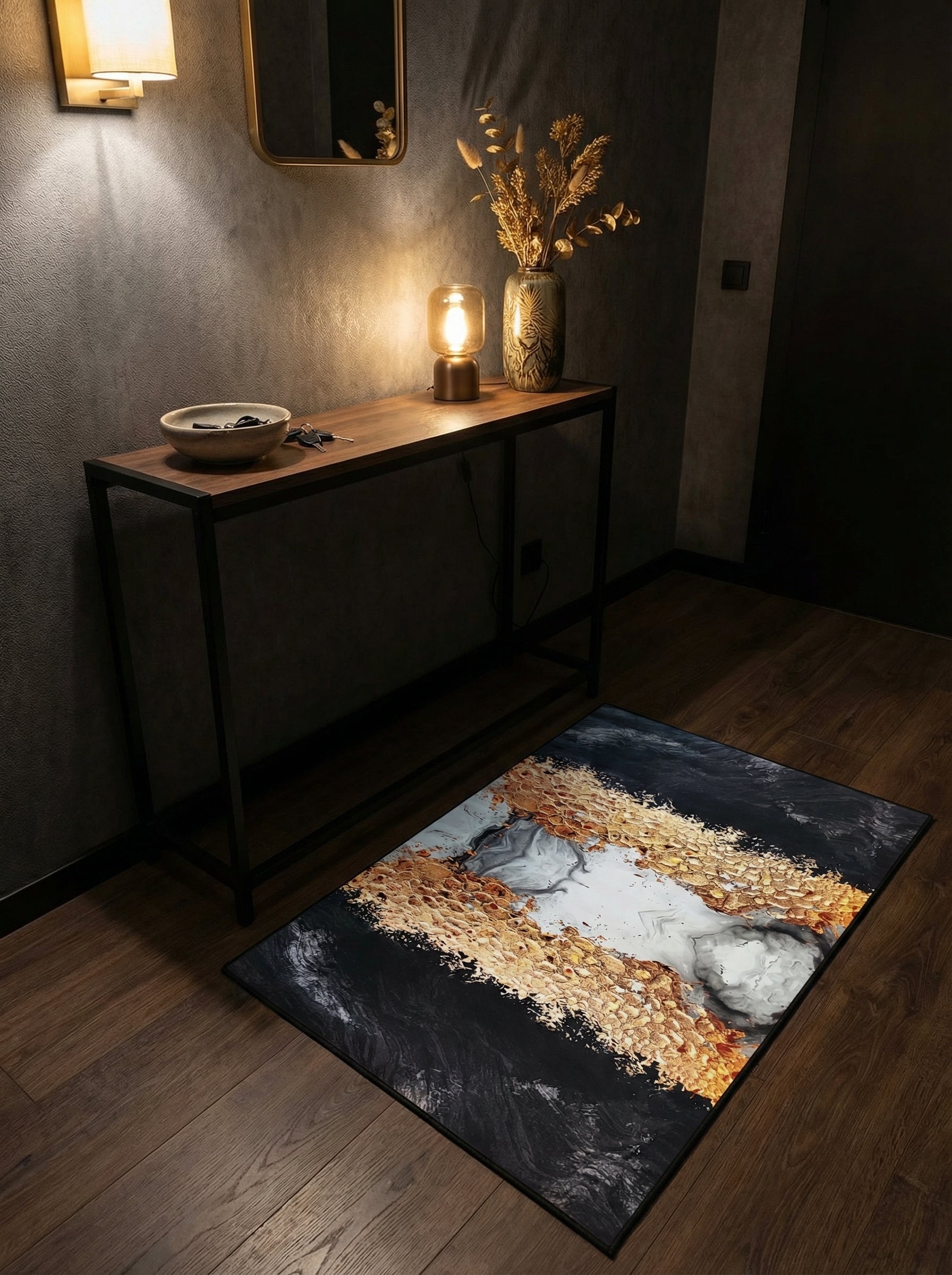 Tapis rectangulaire abstrait noir, doré texturé et gris marbré posé sur un parquet dans une entrée moderne