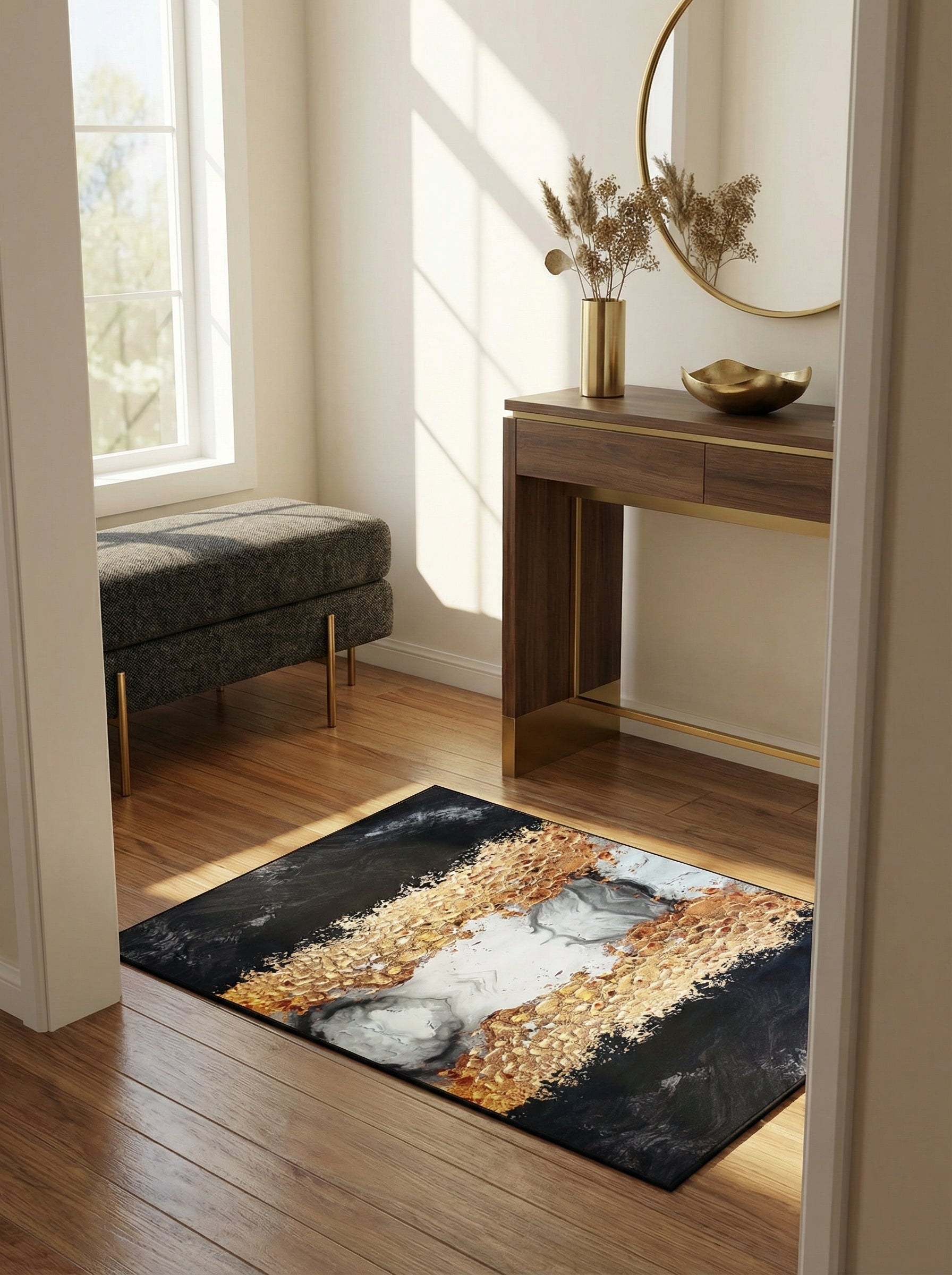 Tapis rectangulaire abstrait noir, or texturé et blanc-gris, sur parquet dans une entrée moderne