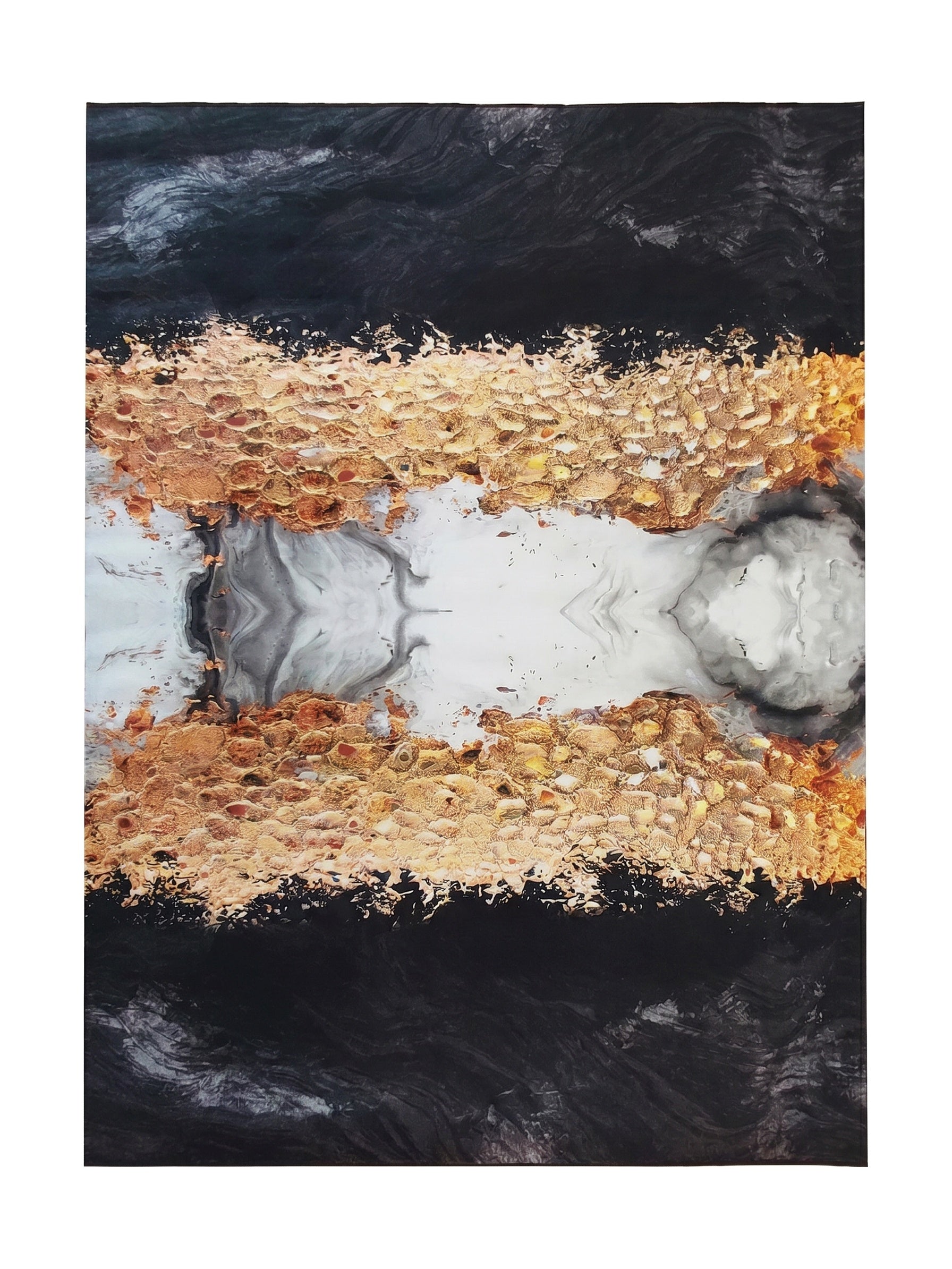 Tapis abstrait aux motifs marbrés gris et noirs, traversé d'une bande centrale très texturée or et cuivre sur fond blanc