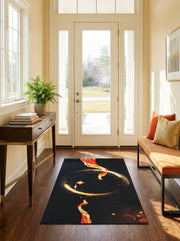 Tapis rectangulaire noir orné de motifs ondulants orange, rouge et or étincelants, évoquant des flammes et des étoiles dans une entrée lumineuse