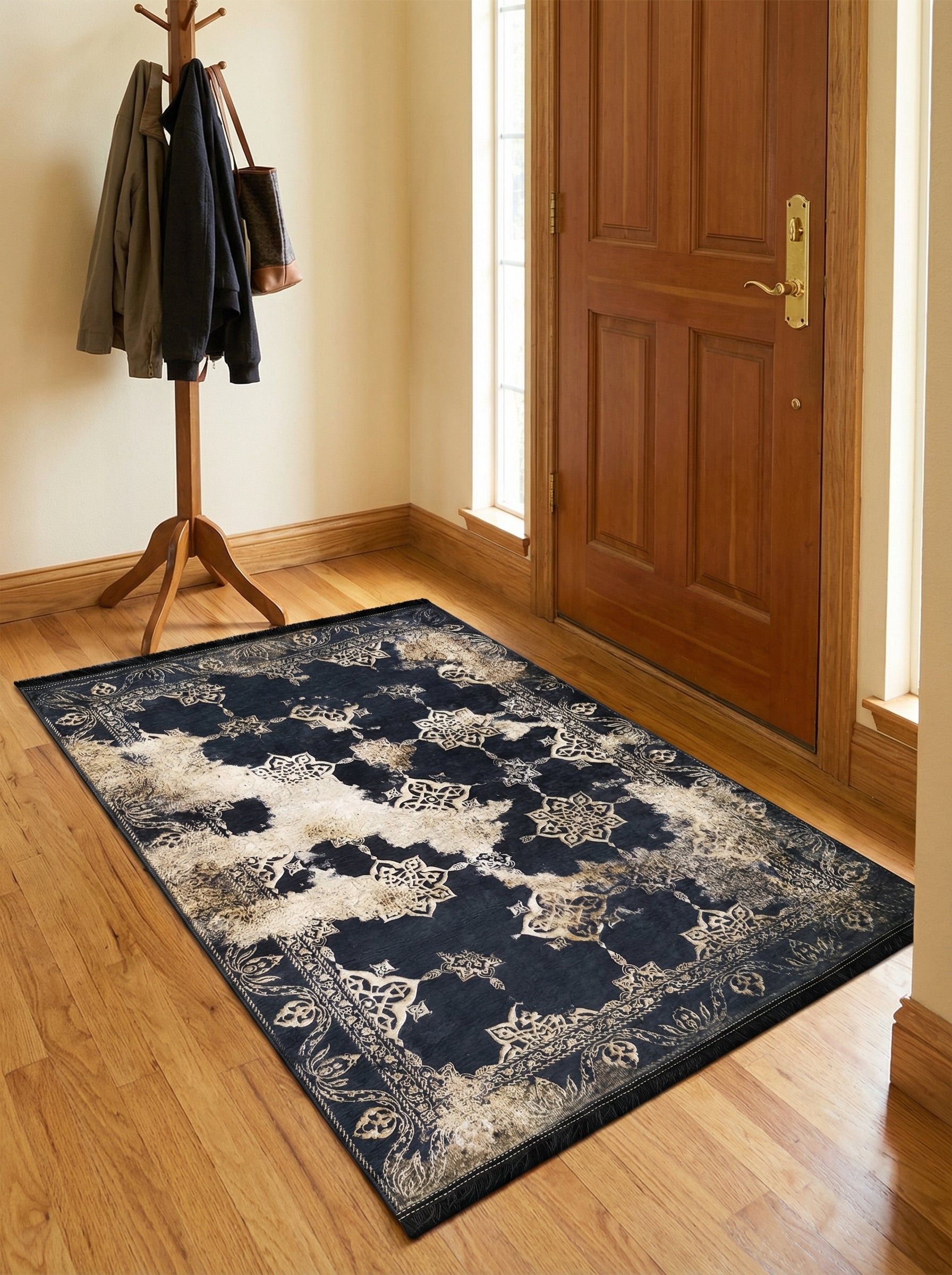 Tapis rectangulaire bleu foncé orné de motifs complexes beiges et dorés avec un effet usé, installé sur un parquet clair dans un couloir