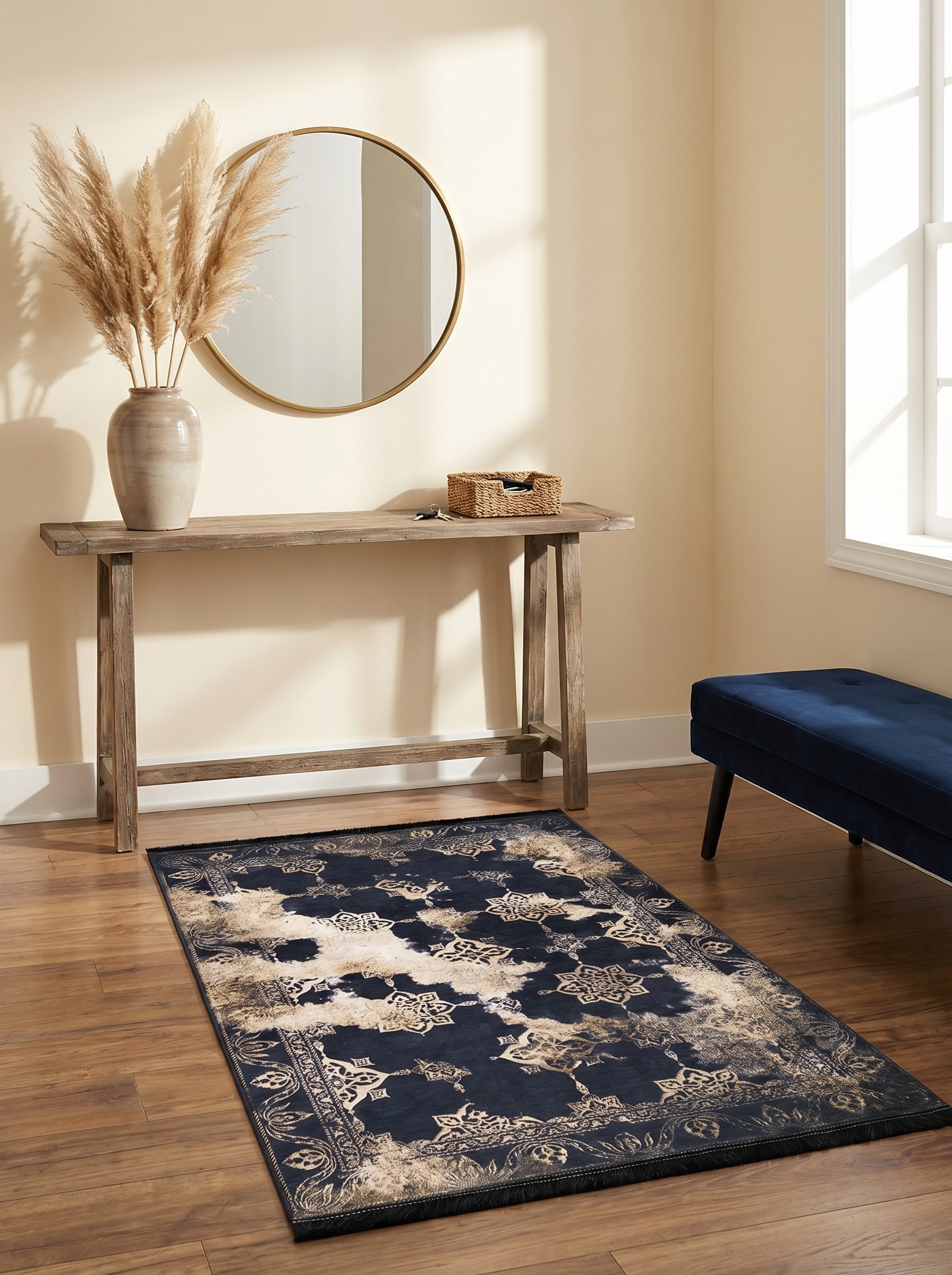 Tapis rectangulaire bleu marine avec motifs floraux et médaillons crème doré à effet vieilli, sur parquet dans une entrée
