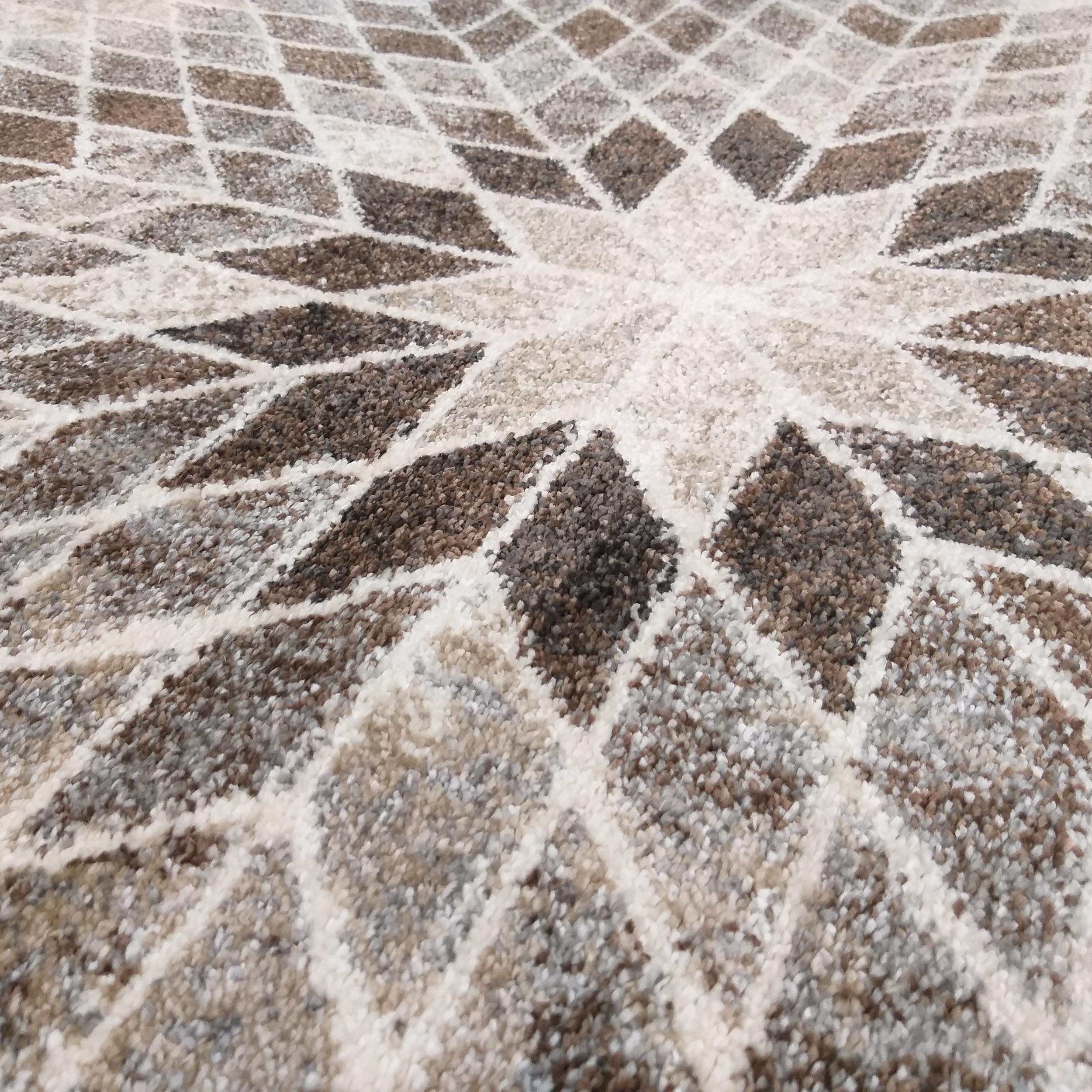Tapis doux et texturé aux motifs de losanges radiaux en dégradé de crème, beige, gris et marron