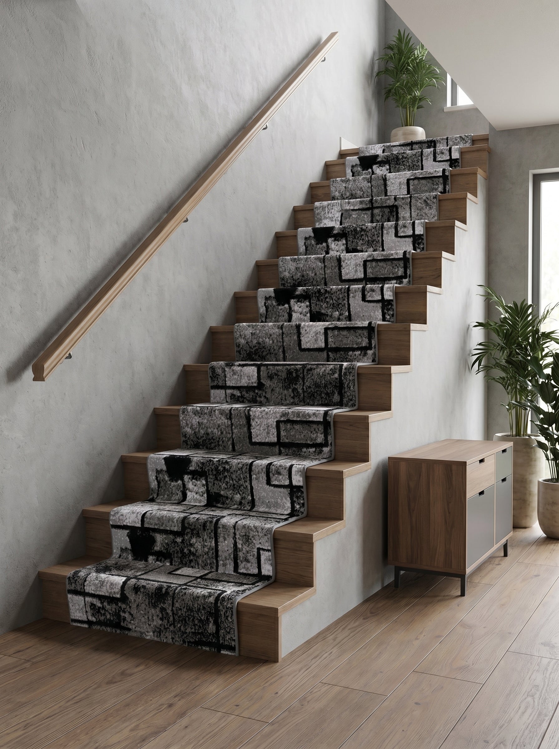 Tapis d'escalier bicolore gris à motifs rectangulaires abstraits sur escalier bois dans hall d'entrée