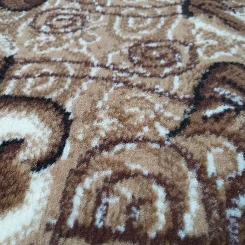 Tapis aux motifs abstraits et complexes en volutes, dans des tons de beige, marron, crème et noir
