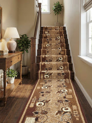 Tapis coureur beige et marron foncé aux motifs floraux et spirales, recouvrant un escalier en bois dans un hall d'entrée élégant