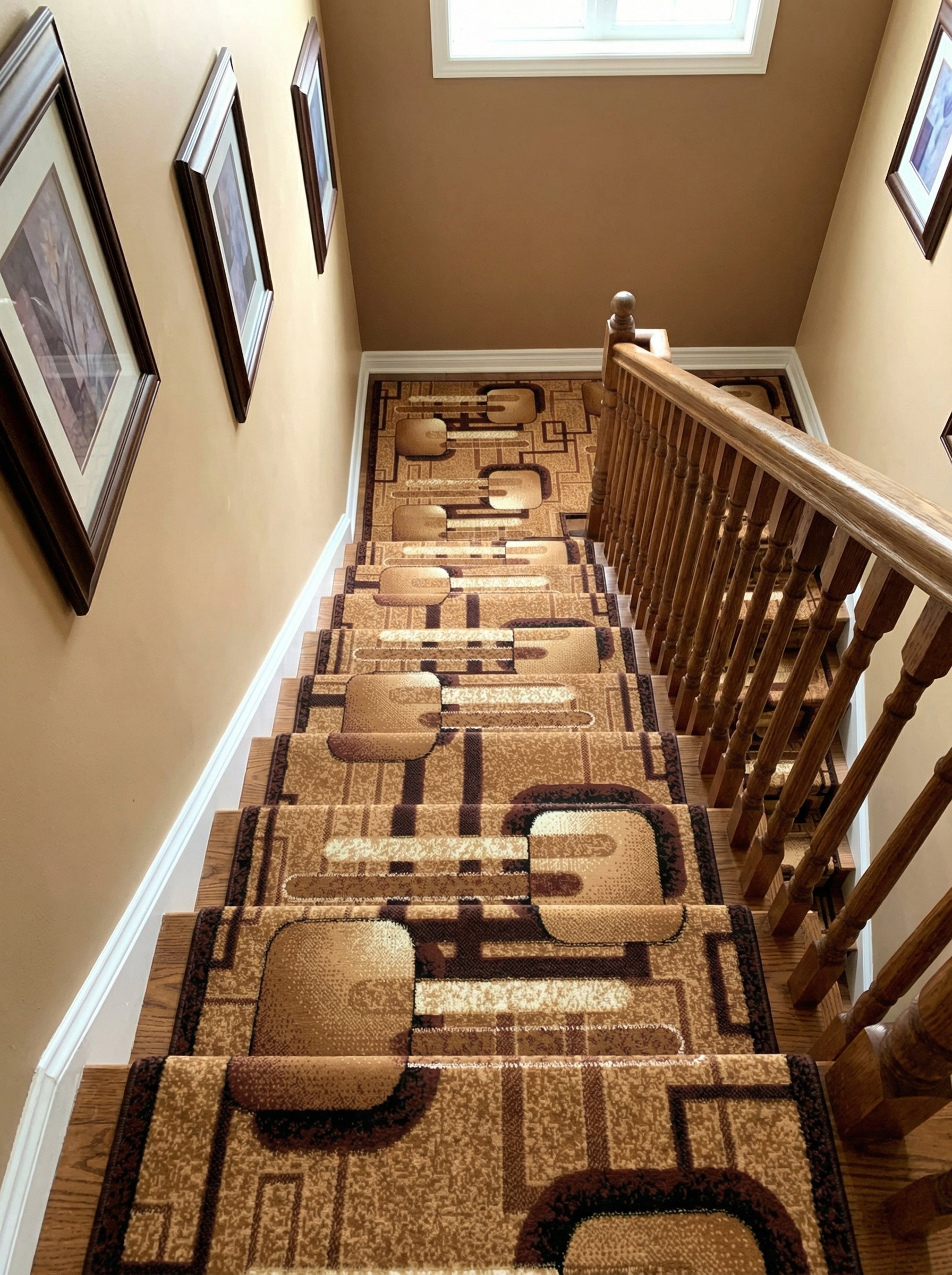 Tapis d'escalier beige et marron aux motifs géométriques abstraits sombres sur des marches en bois, dans une cage d'escalier lumineuse