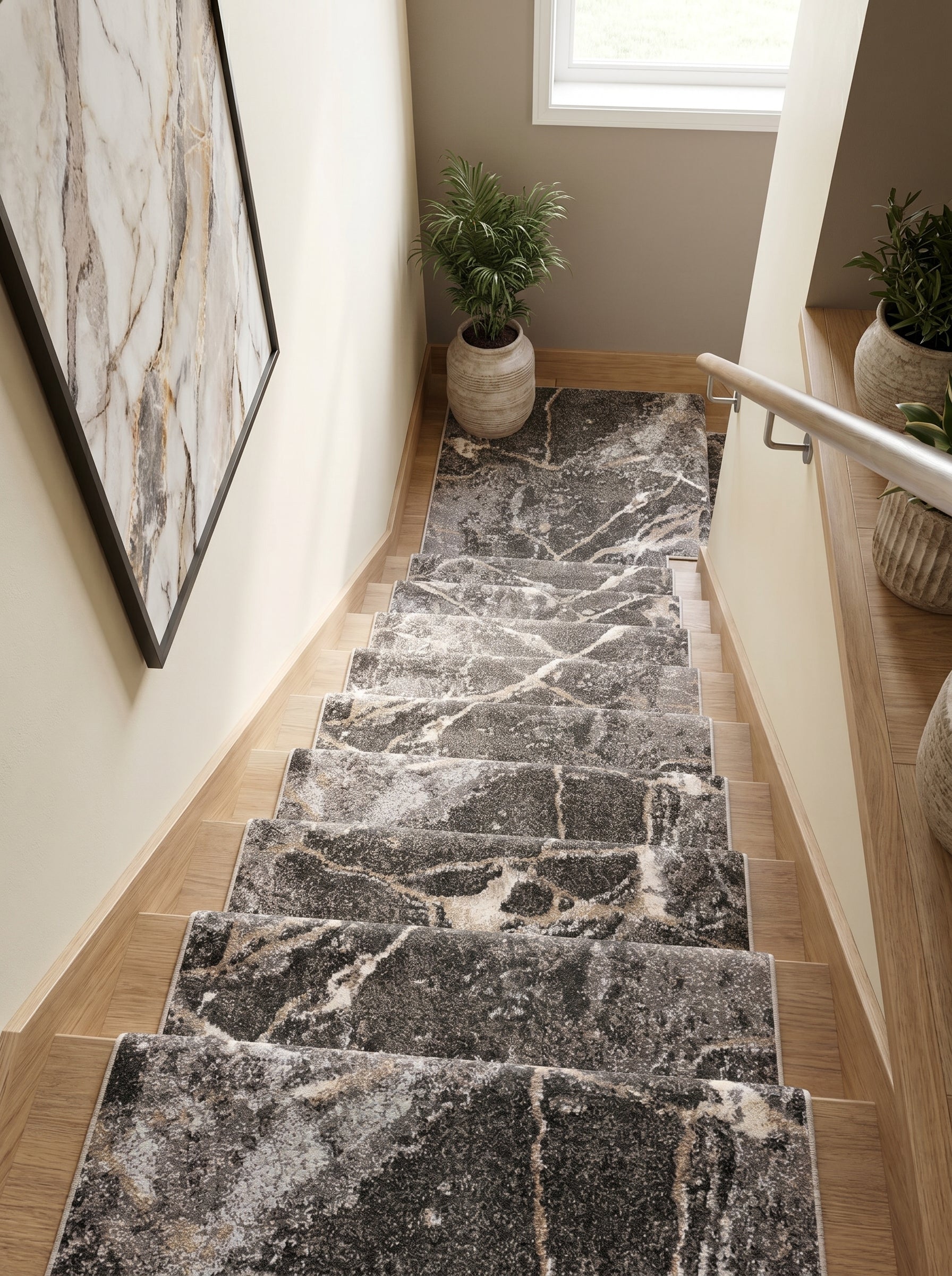 Tapis d'escalier aux motifs marbrés gris foncé, blancs et dorés, descendant dans une cage d'escalier lumineuse