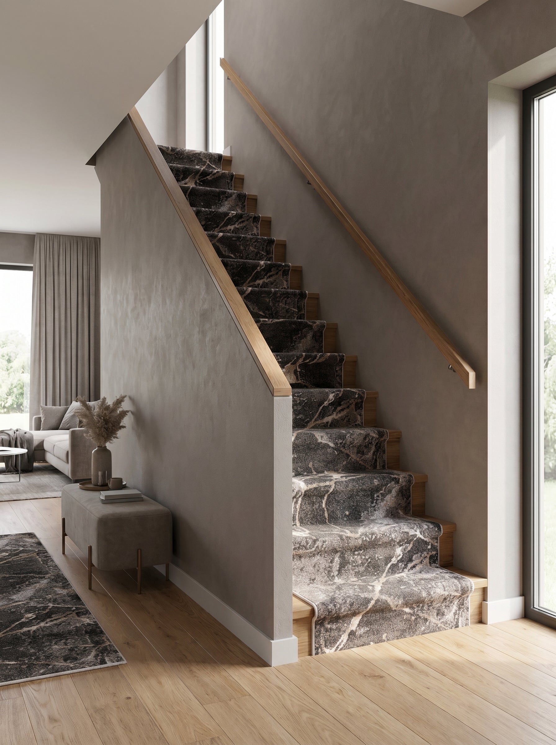 Tapis et tapis d'escalier à motifs marbrés gris foncé et blancs sur parquet clair, dans un hall d'entrée ou salon moderne