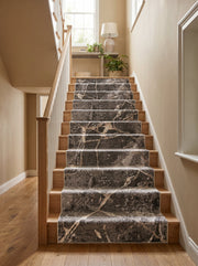 Tapis d'escalier doux gris anthracite marbré beige crème dans un hall lumineux avec escalier en bois clair