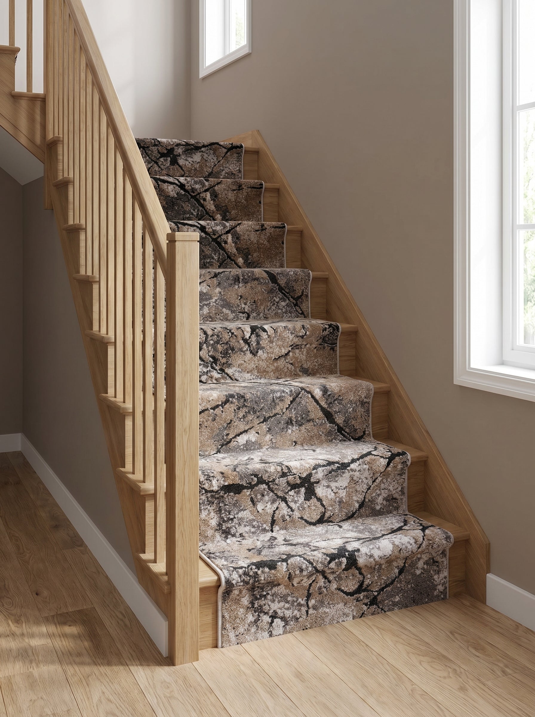 Tapis d'escalier en moquette marron, beige et noir, motif abstrait de fissures, sur un escalier bois