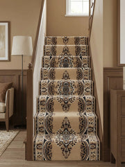 Tapis d'escalier beige aux motifs ornementaux marron, noirs et crème, tapissant un escalier en bois dans un hall d'entrée