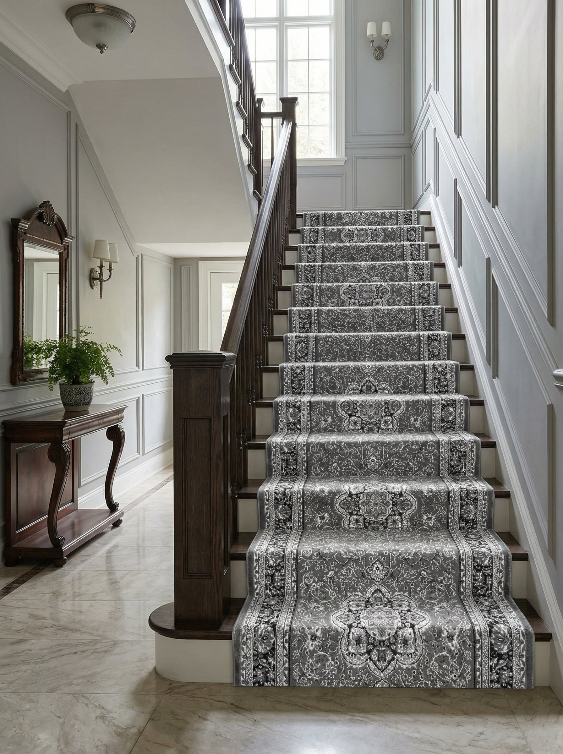 Tapis d'escalier gris foncé à motifs ornementaux floraux et médaillons noirs et clairs, installé dans une entrée élégante