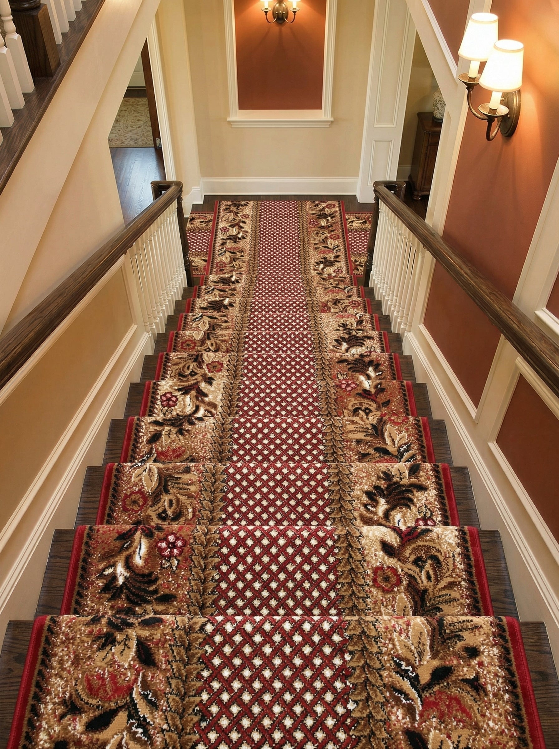 Long tapis d'escalier rouge bordeaux, motifs floraux beiges et noirs, bande centrale à losanges blancs, dans un hall élégant