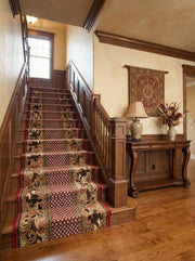 Tapis d'escalier rouge et beige à motifs floraux complexes et géométriques, bordé de rouge, dans une entrée raffinée