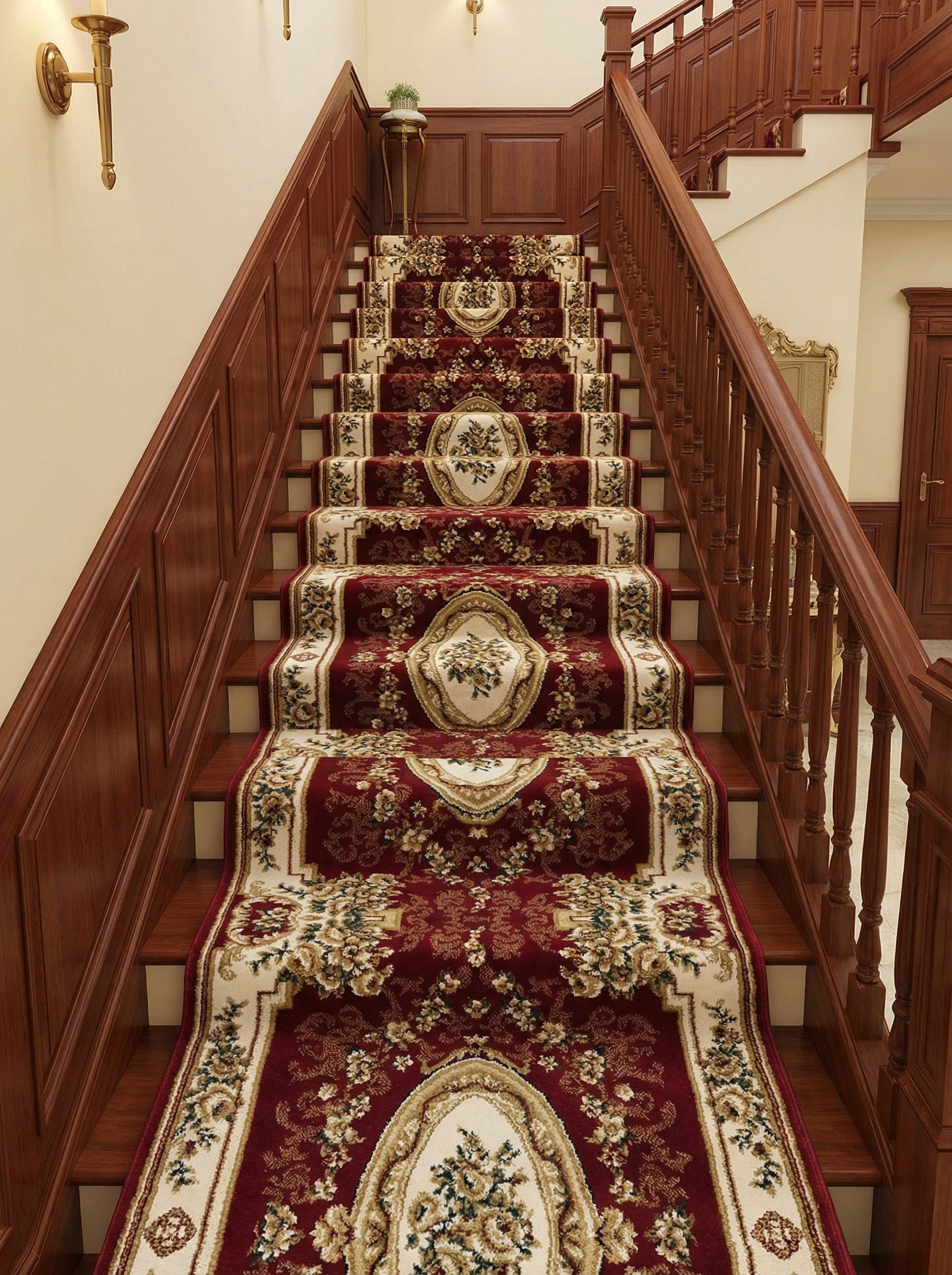 Tapis d'escalier bordeaux orné de motifs floraux crème et or avec médaillons, dans un élégant hall d'entrée