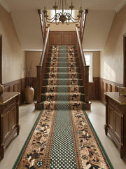 Tapis d'escalier beige et vert avec motifs floraux élaborés et bande centrale à carreaux, posé dans un hall d'entrée élégant