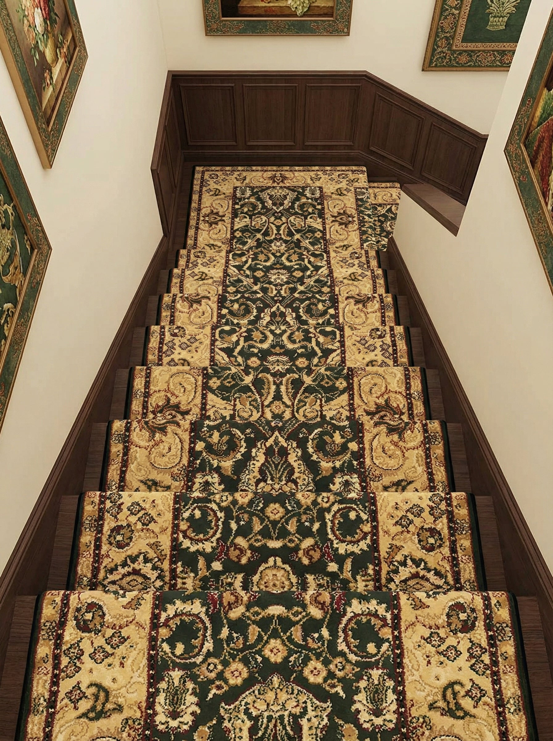 Tapis d'escalier vert foncé aux motifs floraux beige et grenat, recouvrant une volée de marches en bois sombre