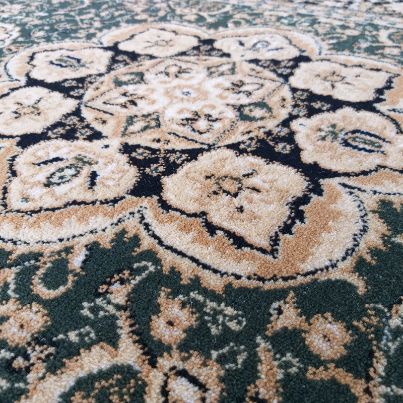 Tapis en textile à motifs floraux et arabesques vert foncé, beige crème et marron clair, avec une texture de poil court