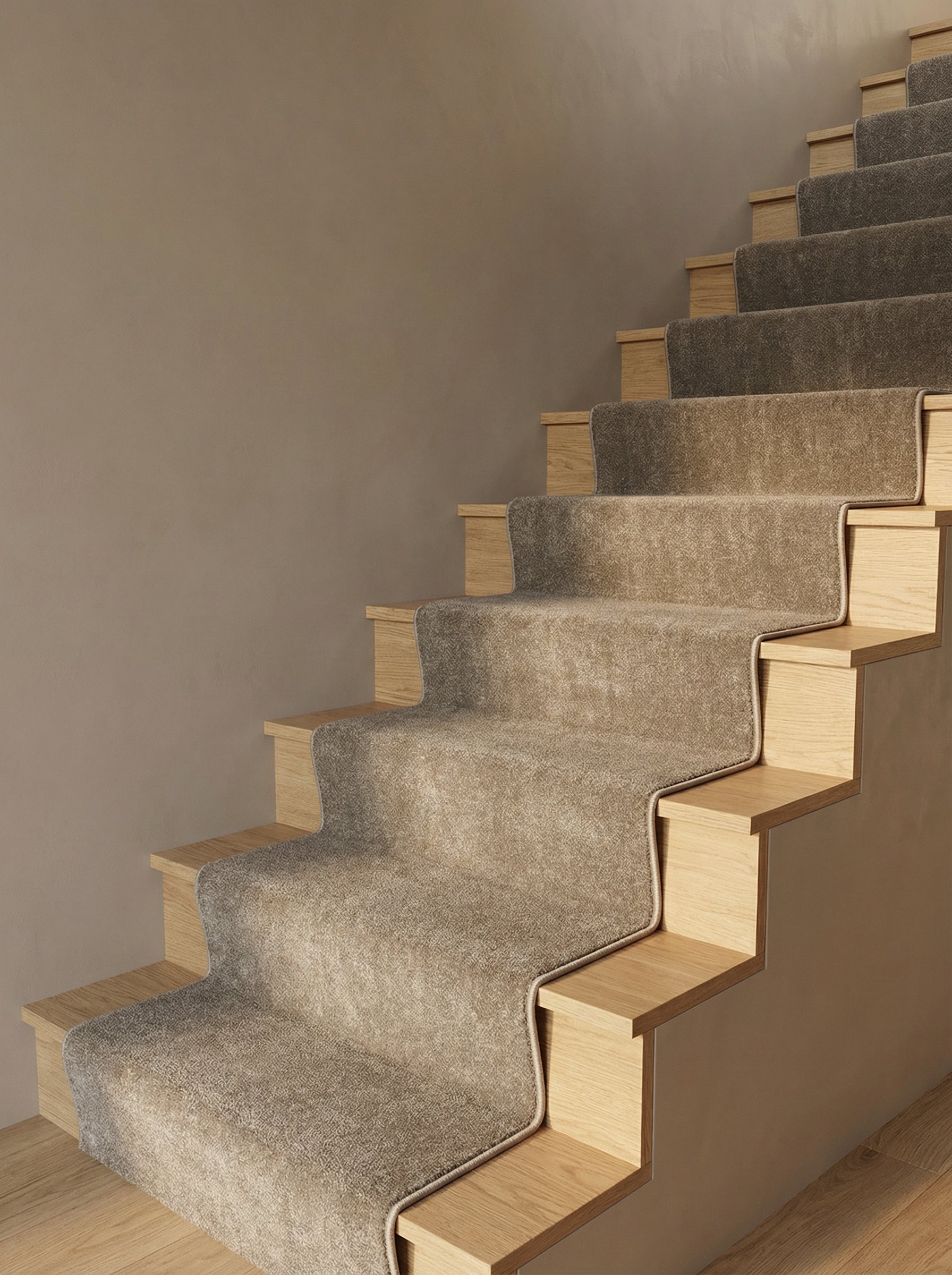 Tapis d'escalier beige moucheté et moelleux sur des marches en bois clair, dans un hall moderne