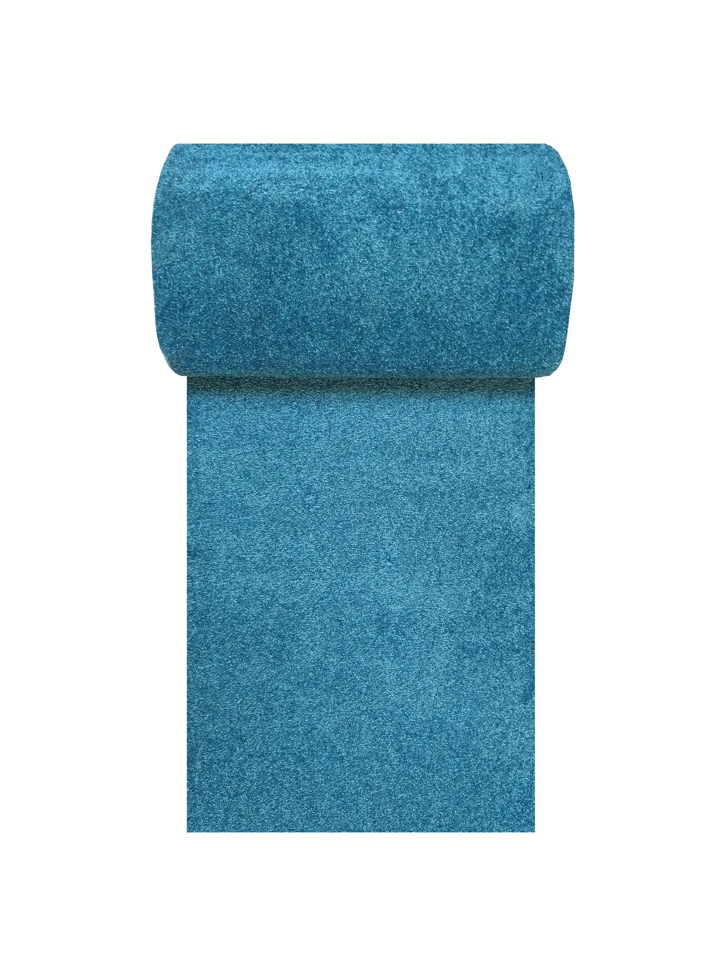 Tapis bleu sarcelle enroulé et partiellement déroulé avec une texture moelleuse et douce