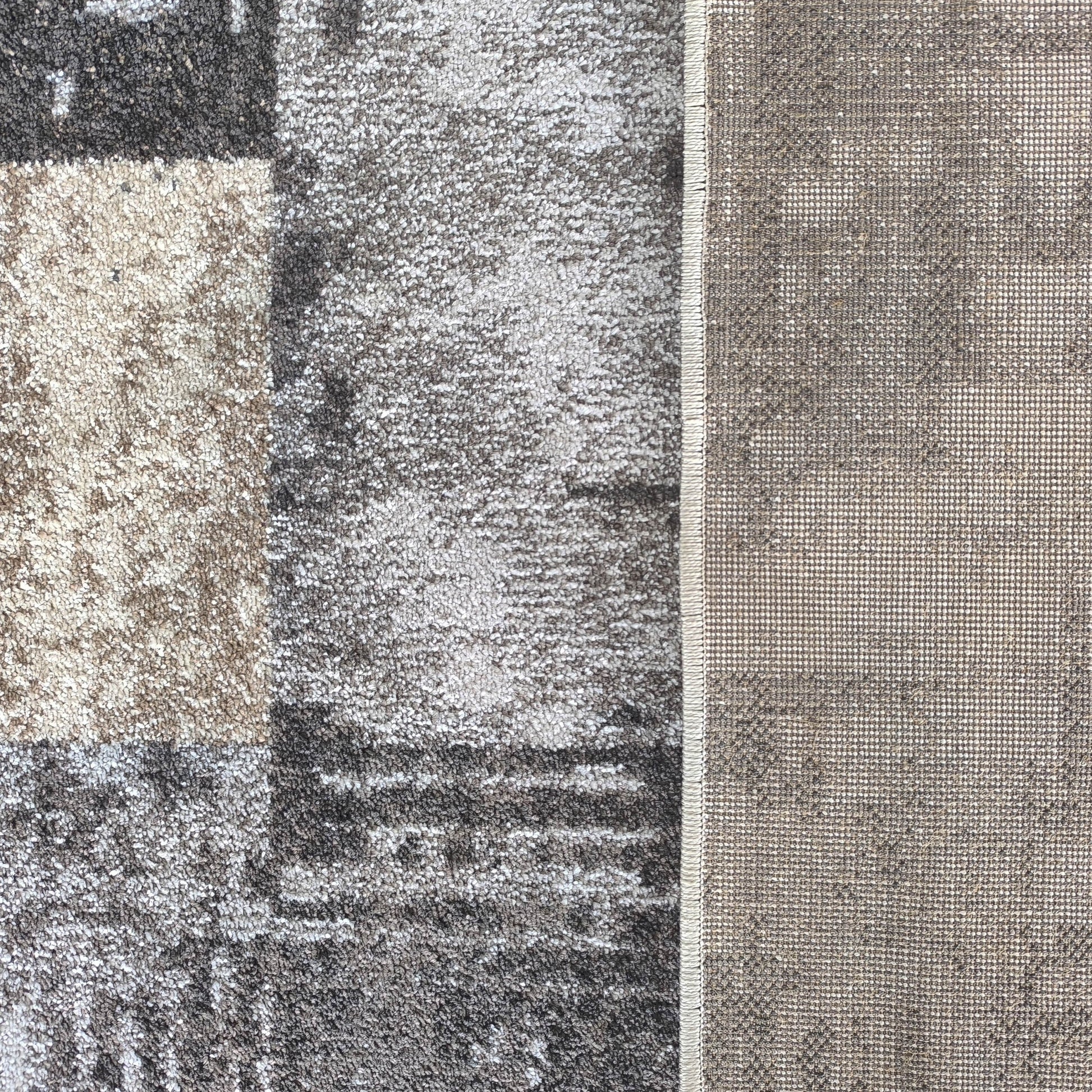 Tapis duveteux à motifs abstraits beige, marron et gris, avec son envers tissé quadrillé à droite