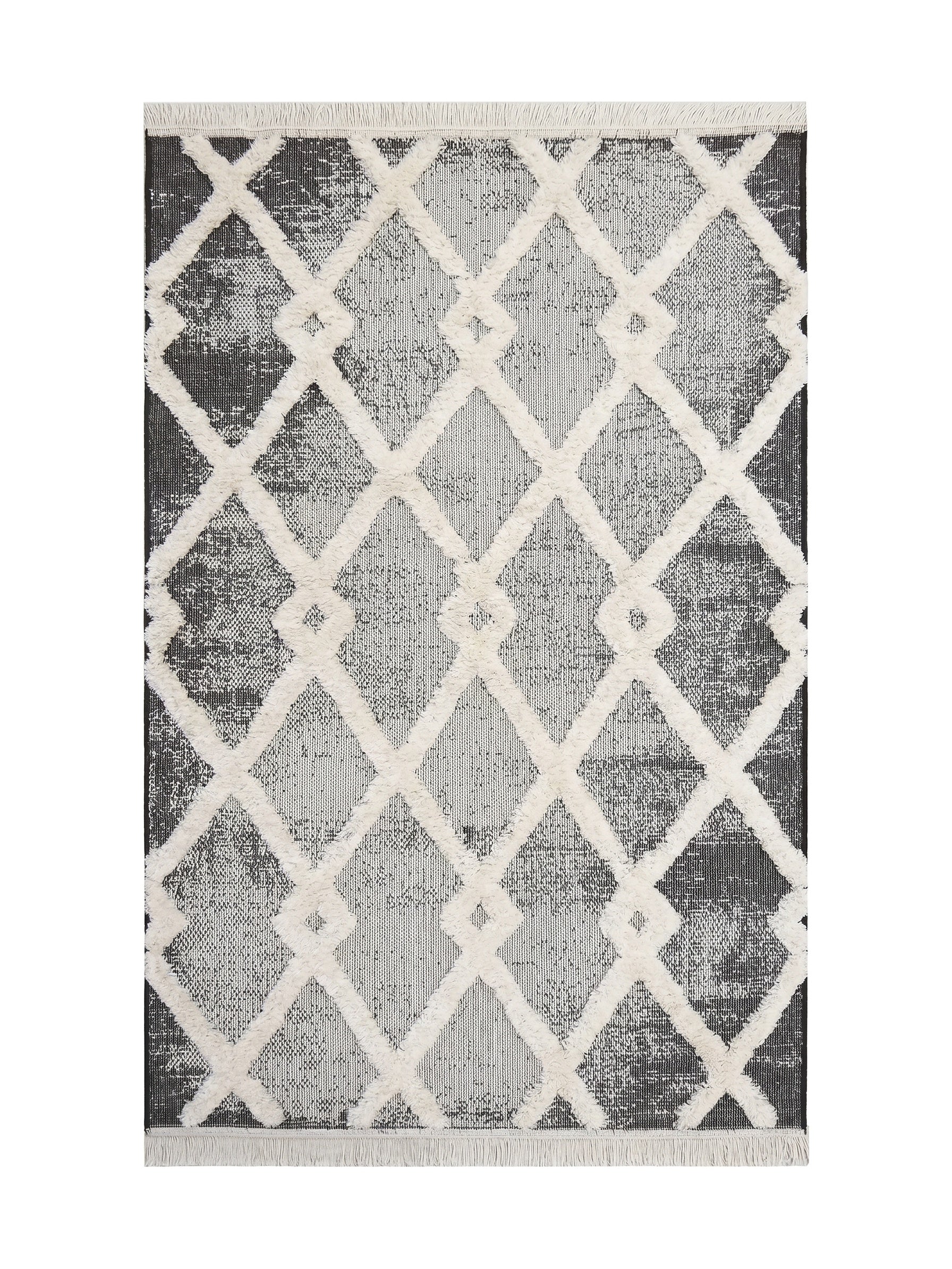 Tapis rectangulaire à motif de losanges géométriques en relief crème sur un fond texturé noir et blanc, avec des franges claires