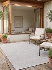 Un élément essentiel du décor, ce tapis rectangulaire gris clair illumine l'espace extérieur