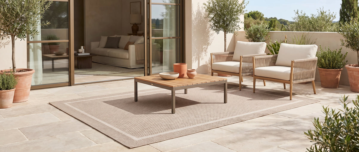 Un tissage délicat gris et ivoire, en motif de chevrons et bordure travaillée, pour cette terrasse