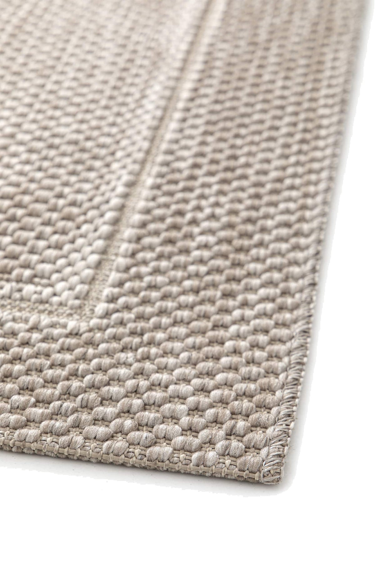 La texture bouclette du tapis d'extérieur gris et ivoire, avec son motif en relief et sa lisière nette