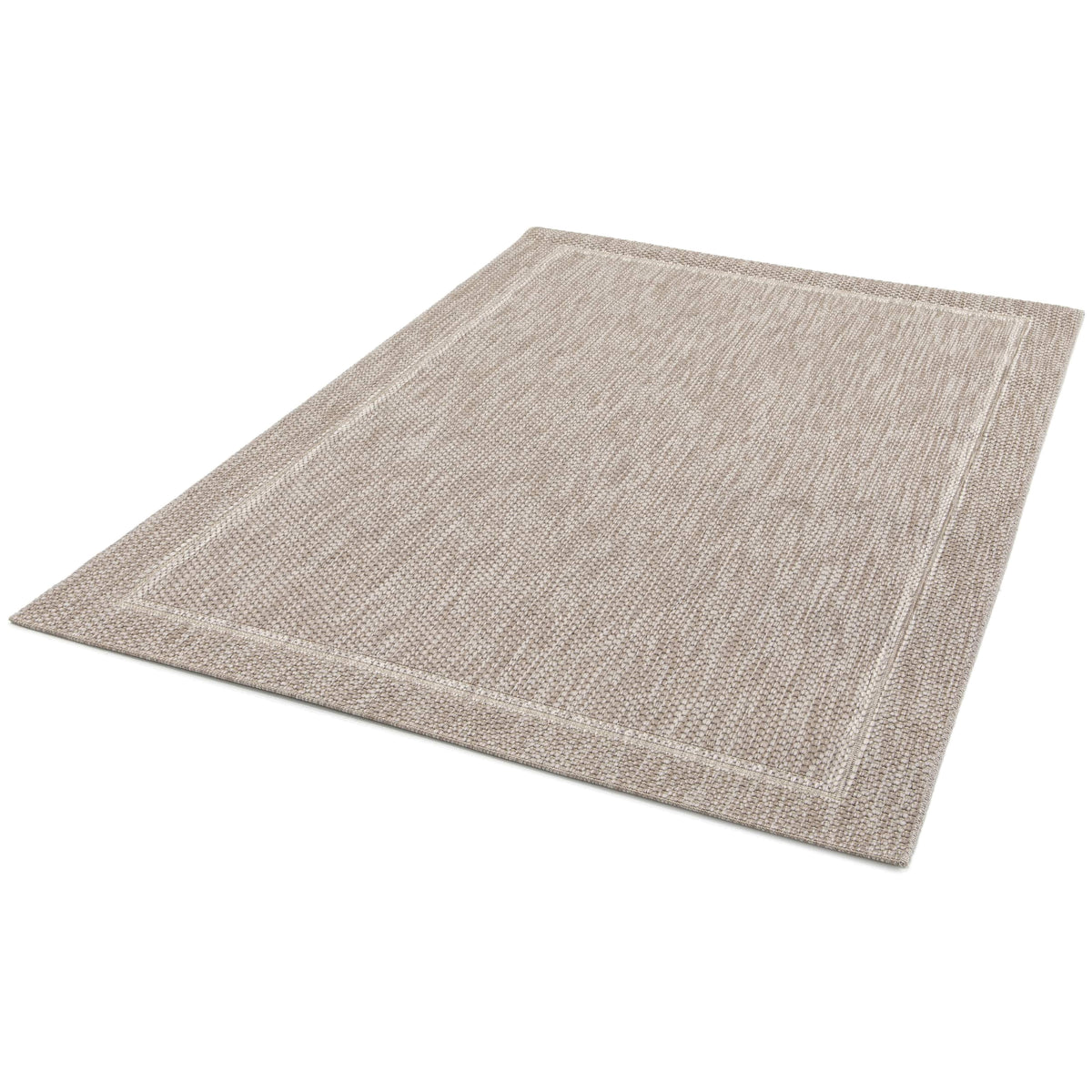 La maille serrée du tapis gris et ivoire, rehaussée par la finesse de sa bordure