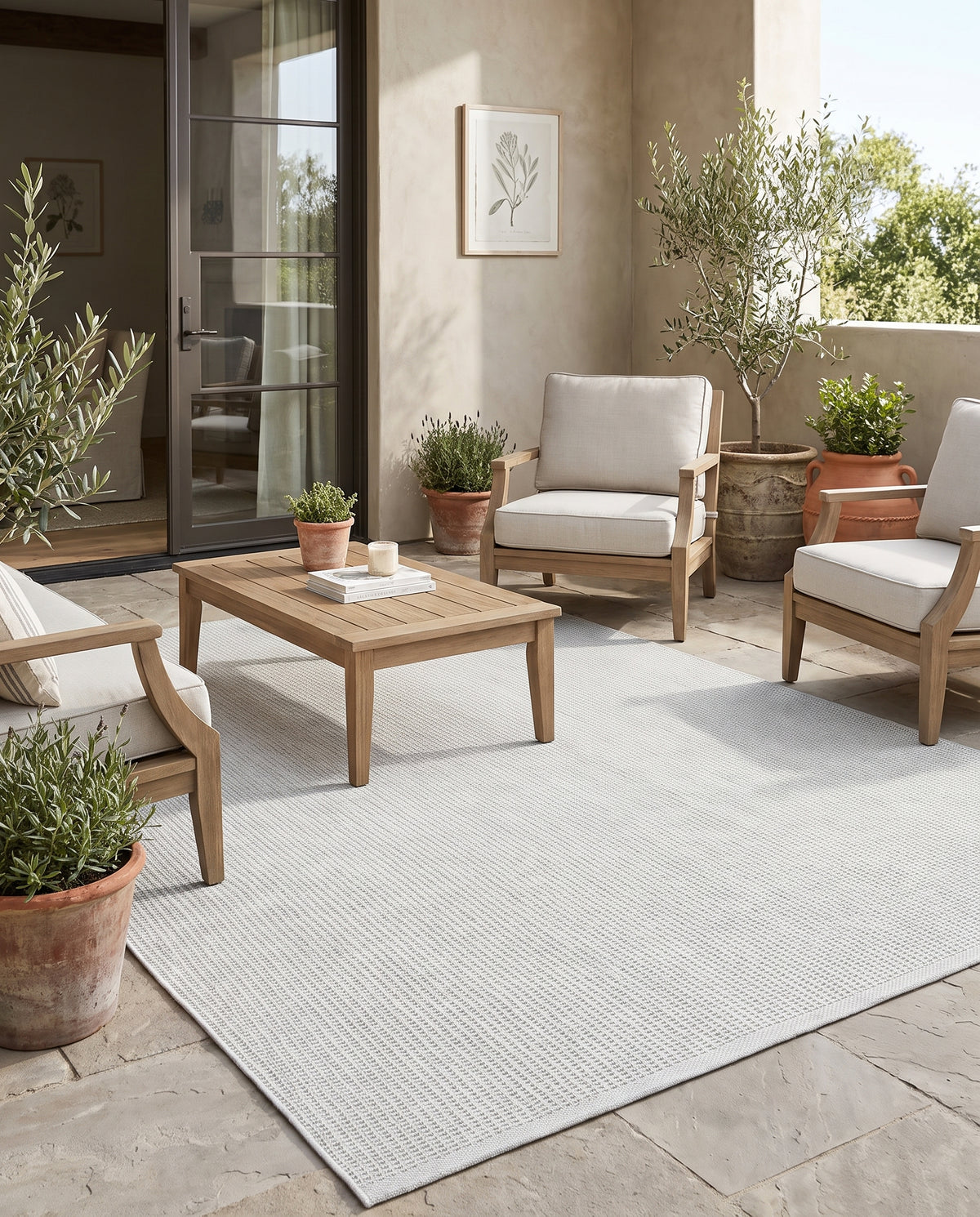Le motif délicat en chevrons ivoire de ce tapis d'extérieur rectangulaire illumine la terrasse en pierre