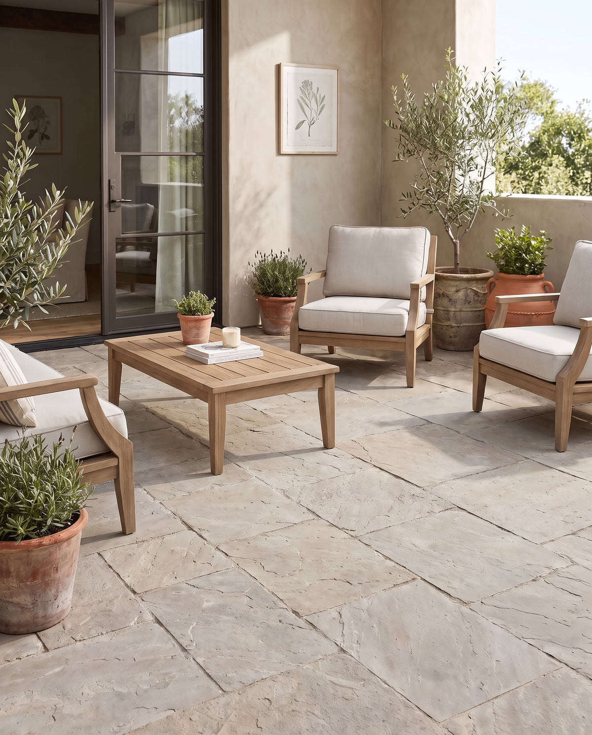 Le sol nu de cette terrasse méditerranéenne, sans tapis, est habillé de dalles de pierre et de mobilier en bois