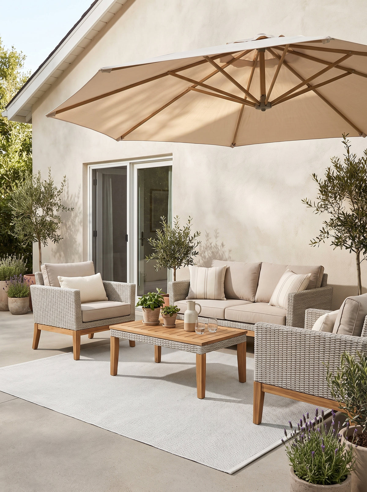 Fein texturiert, schmückt dieser rechteckige elfenbeinfarbene Outdoor-Teppich den Boden einer sonnigen Terrasse