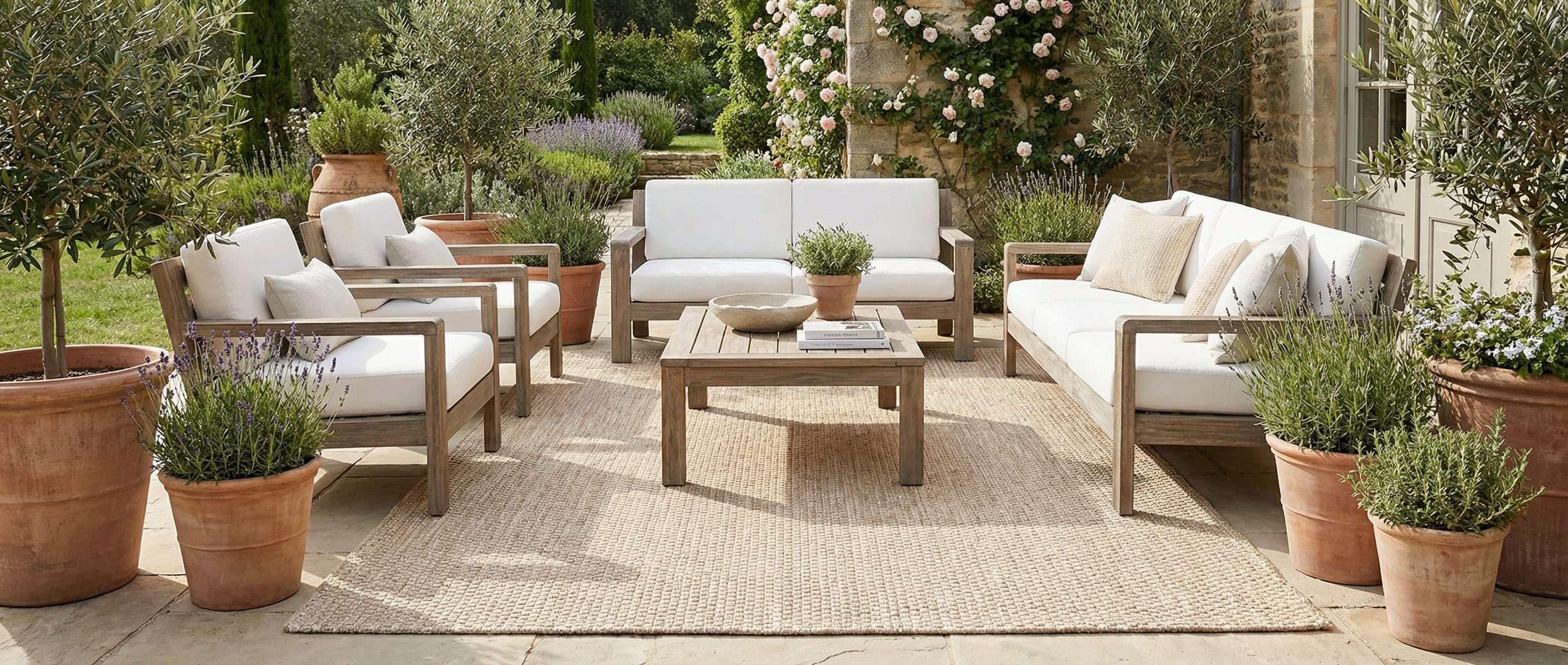 Le tapis rectangulaire beige transforme la pièce, créant une harmonie avec l'ambiance extérieure
