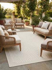 Tapis rectangulaire beige clair, style déco bohème. Crée une ambiance chaleureuse et relaxante pour l'extérieur
