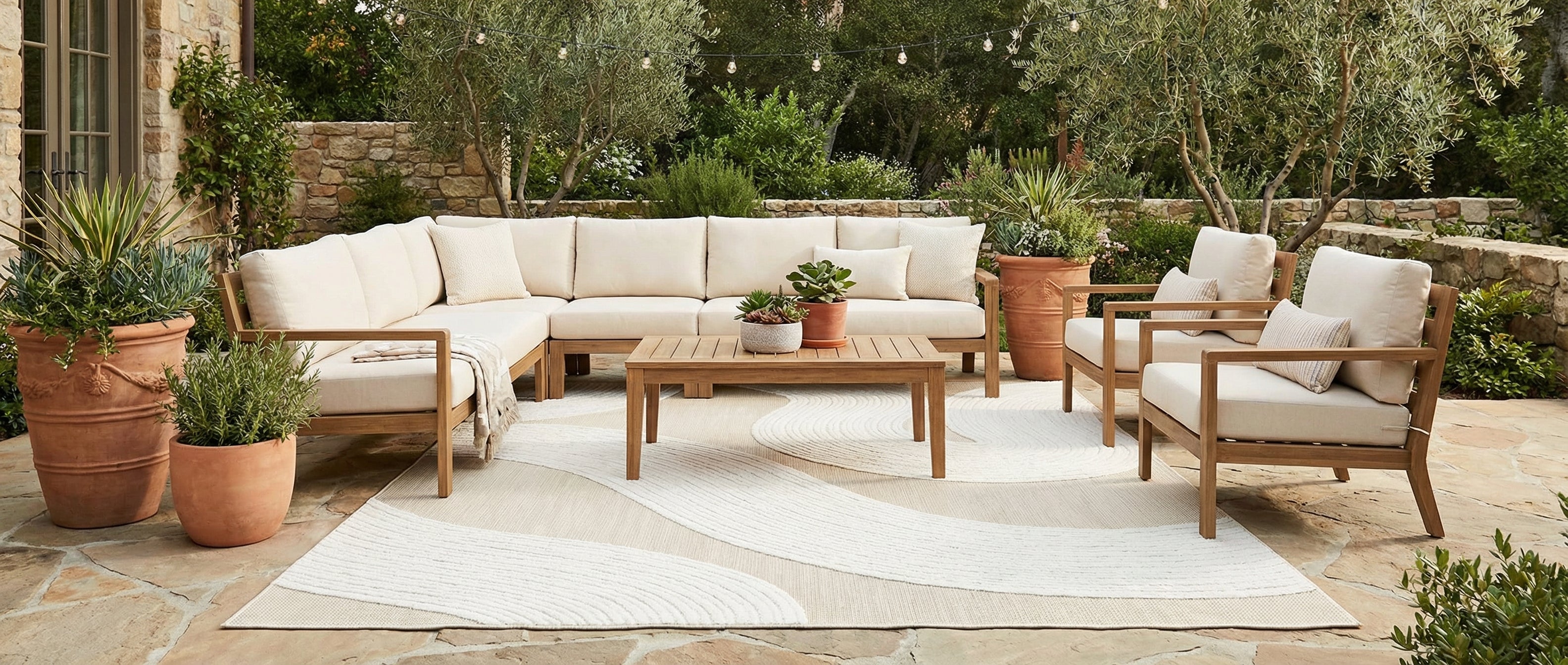 Le tapis rectangulaire beige et crème transforme la pièce, créant une ambiance harmonieuse