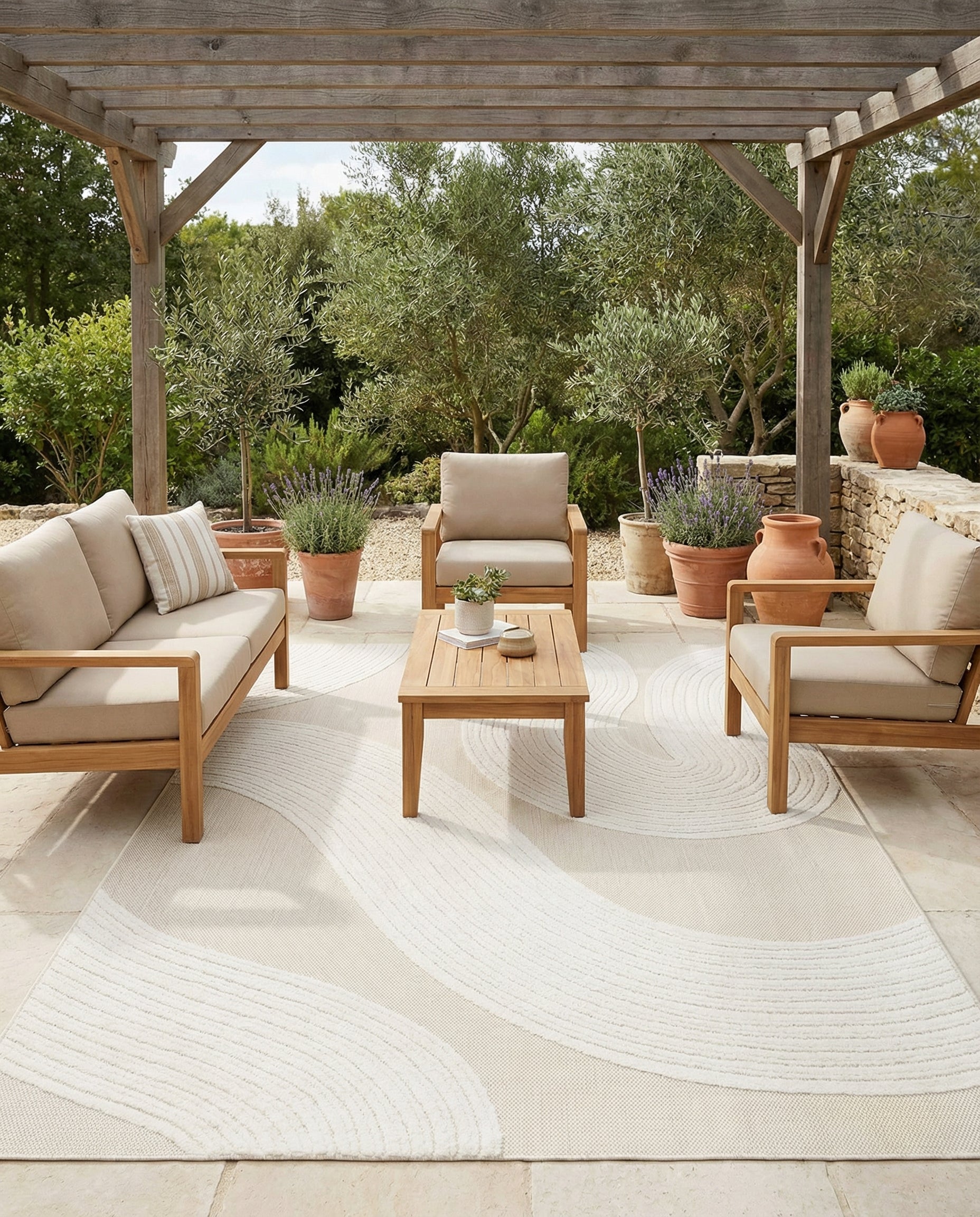 Tapis rectangulaire beige et crème. Crée une ambiance chaleureuse et lumineuse dans la pièce