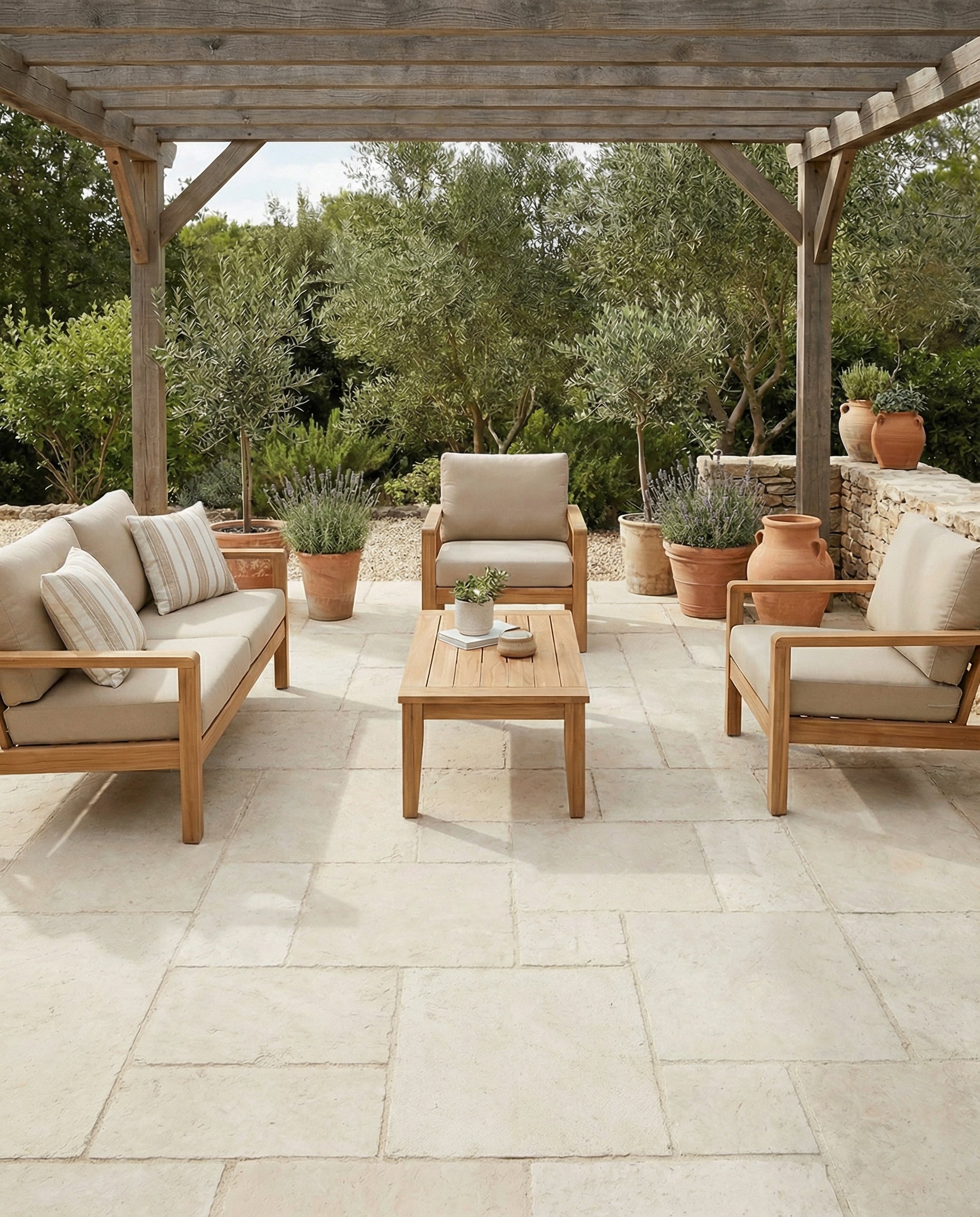 Espace extérieur avec mobilier en bois clair, sol pavé beige et crème, ambiance ensoleillée